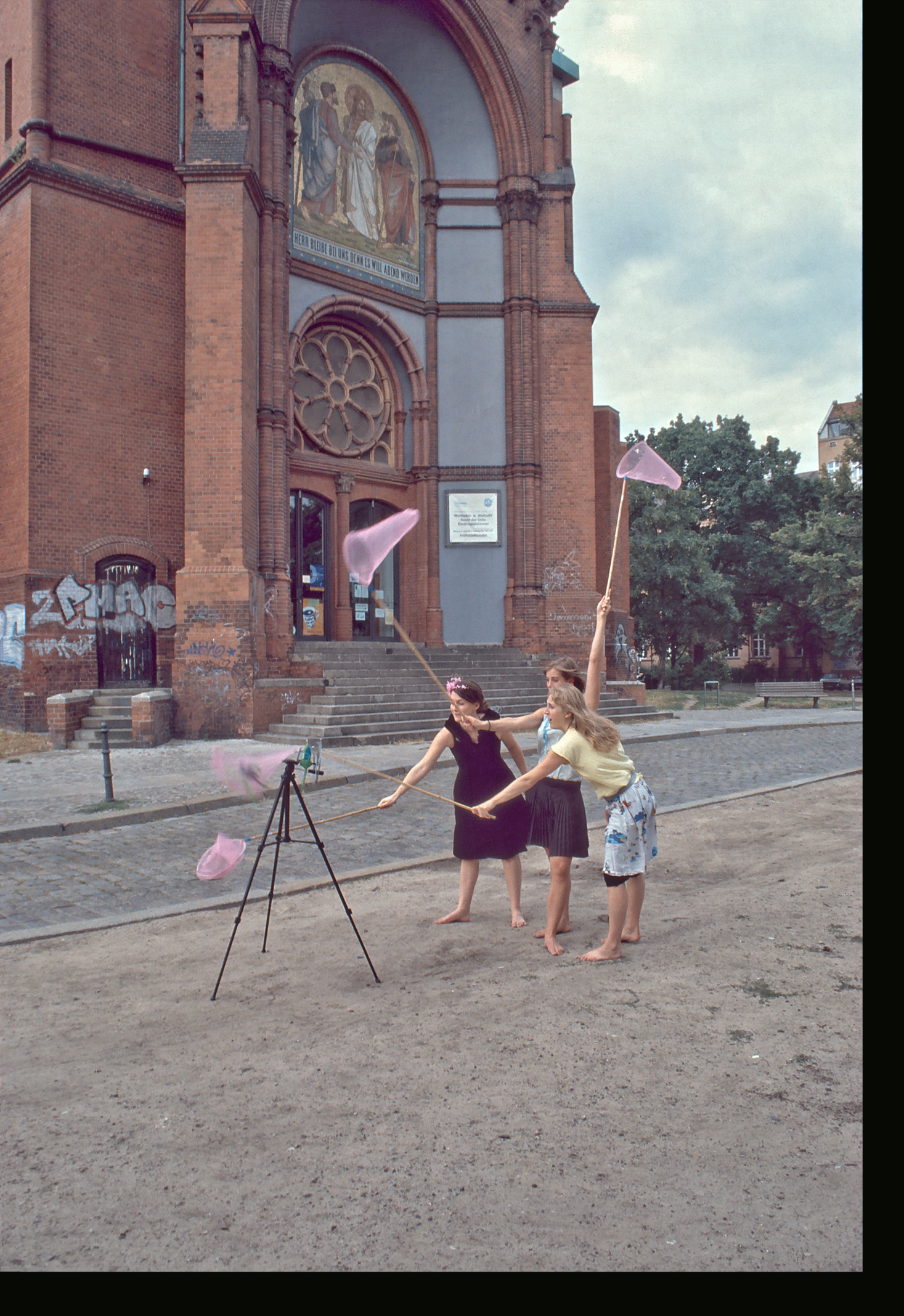 Lausitzer-Platz--Polizeihubschrauber-auf-Stativ--Netze-hochgehalten