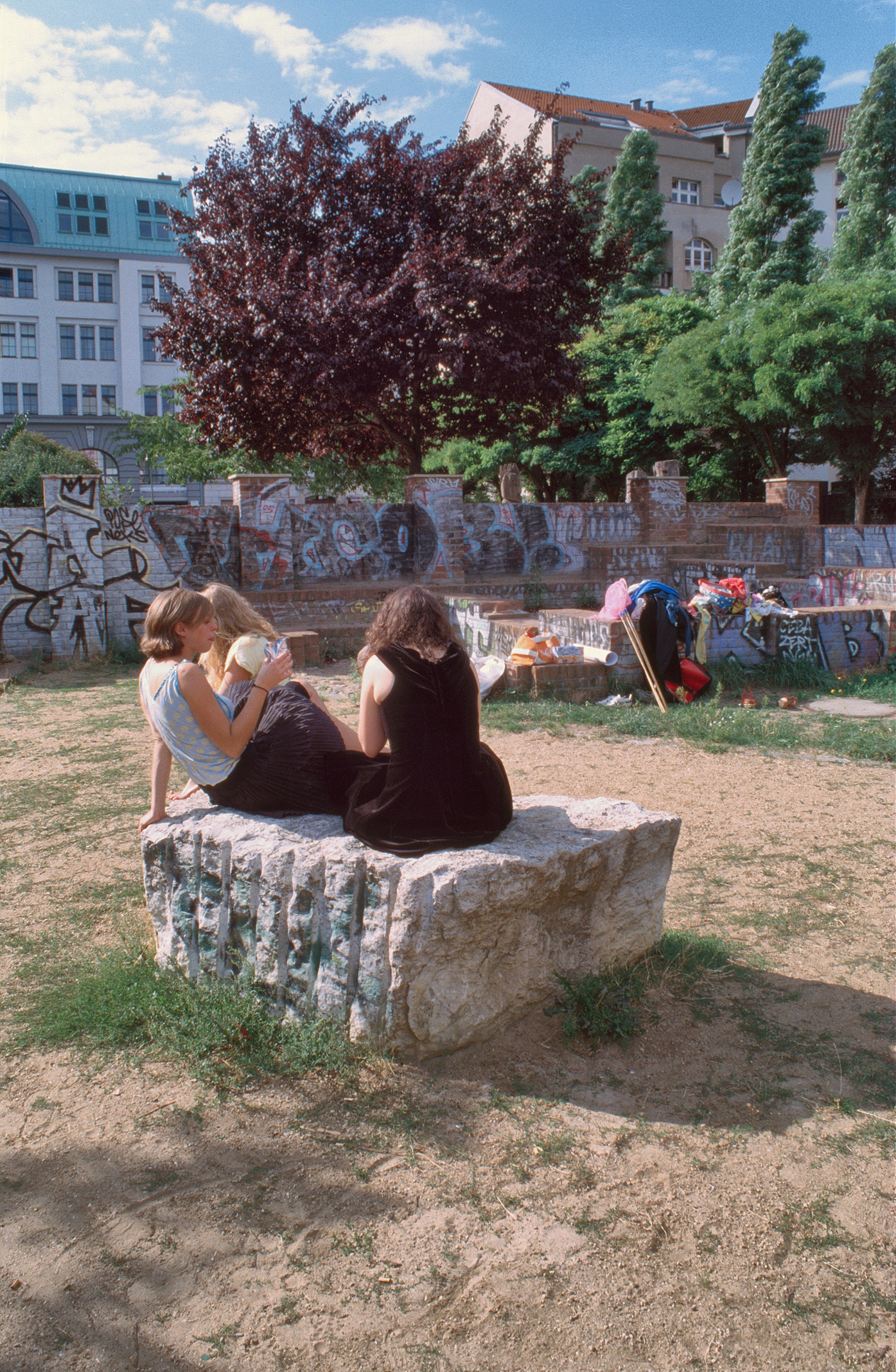 Skalitzer Park, Pause auf Stein mit Klamotten im Hintergrund