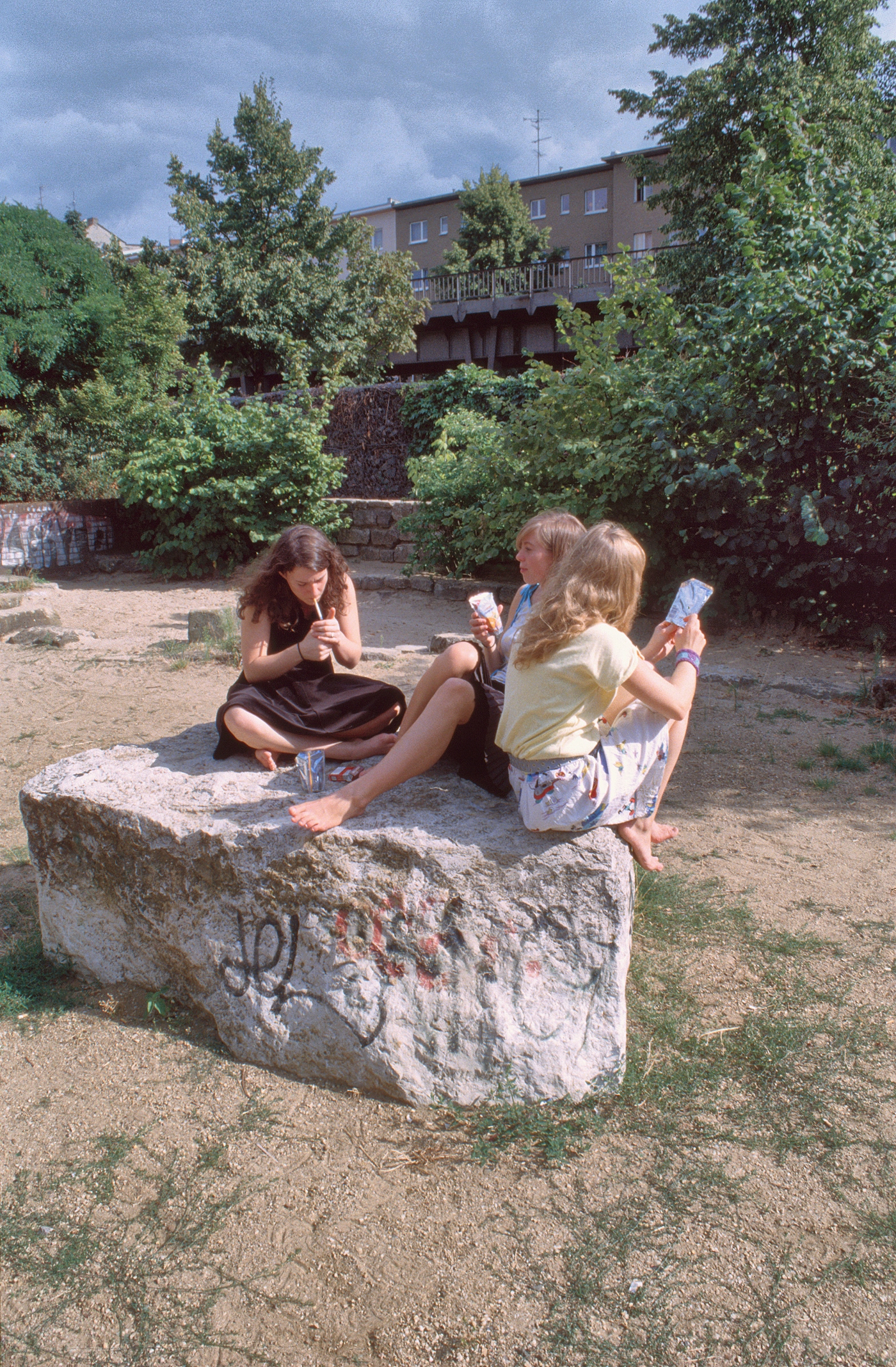 Skalitzer Park, Pause auf Stein mit Klamotten im Hintergrund