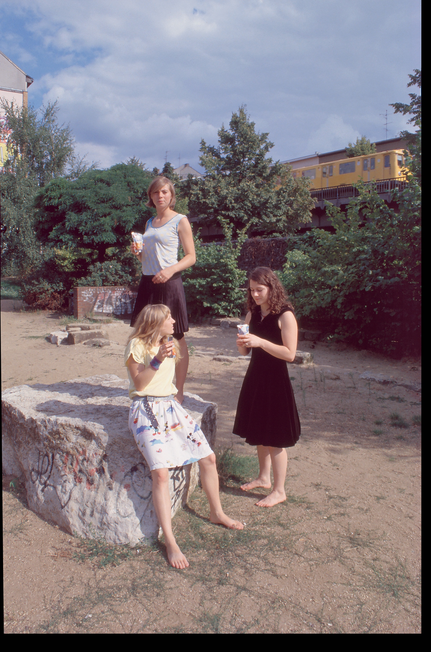 Skalitzer-Park, O-Saft-Trinken auf Stein - 3x Ueberblende