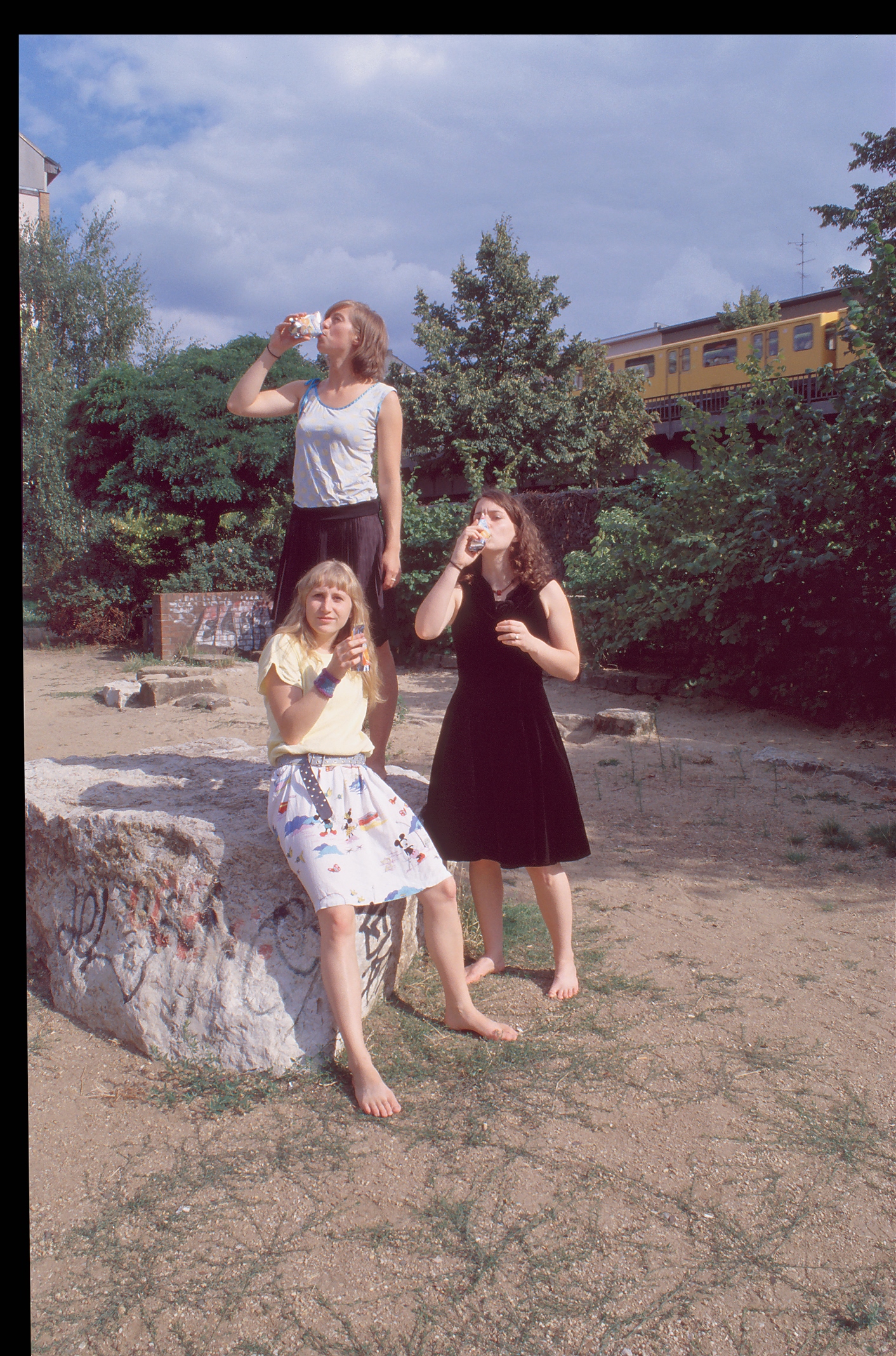 Skalitzer-Park, O-Saft-Trinken auf Stein - 3x Ueberblende