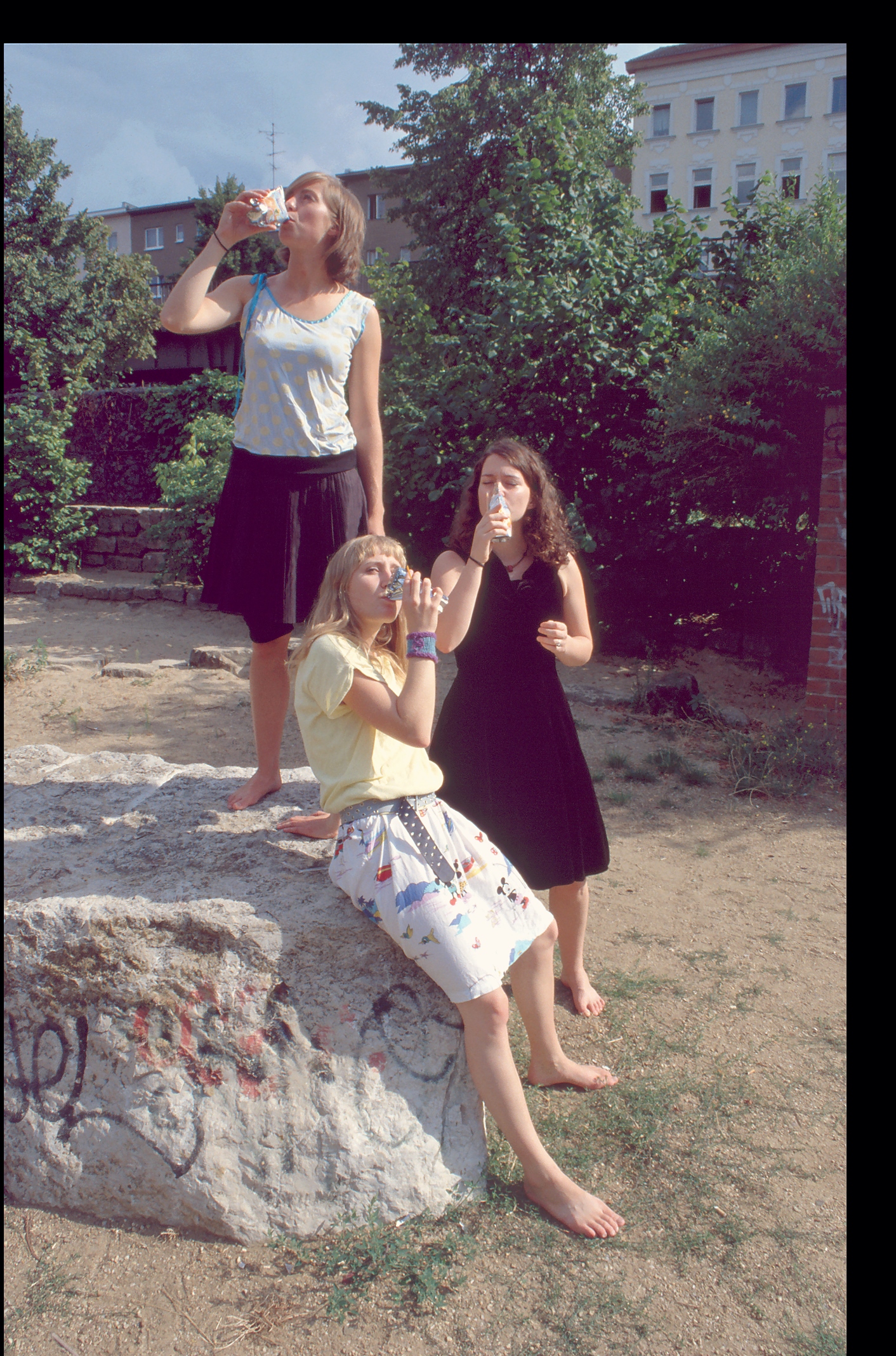 Skalitzer-Park, O-Saft-Trinken auf Stein - 3x Ueberblende