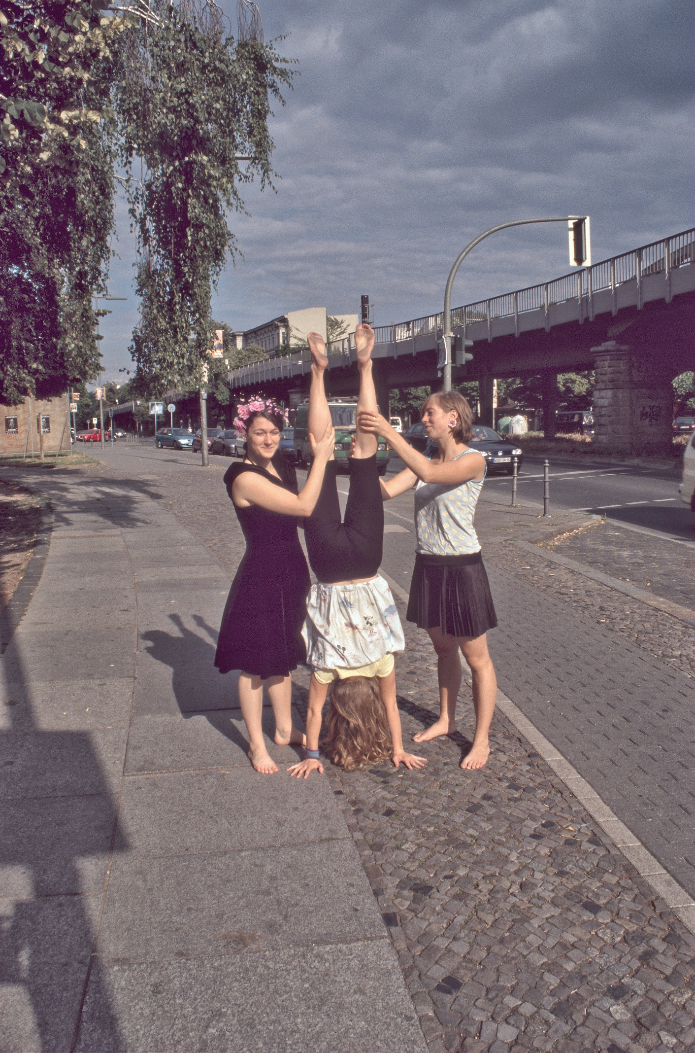 Skalitzer Strasse - Lausitzer Platz, Handstand bei der Hochbahn