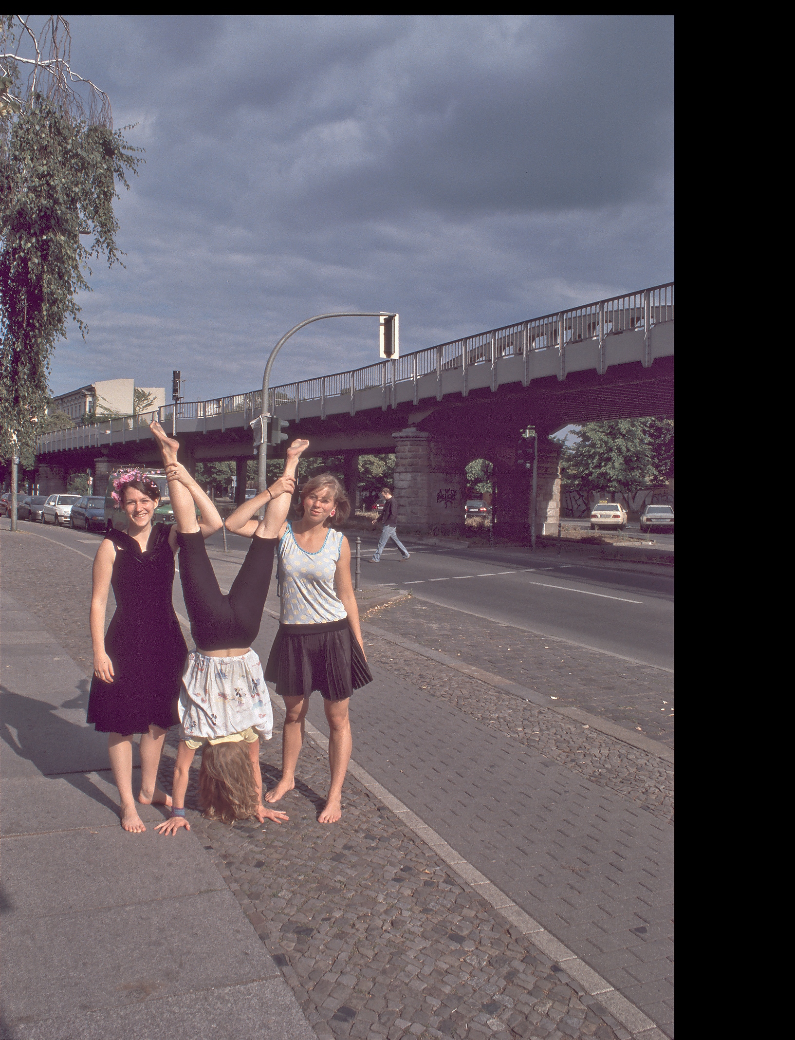 Goerlitzer-Bahnhof--Skalitzer-Strasse--Handstand-am-Lausitzer-Platz--Bild-A