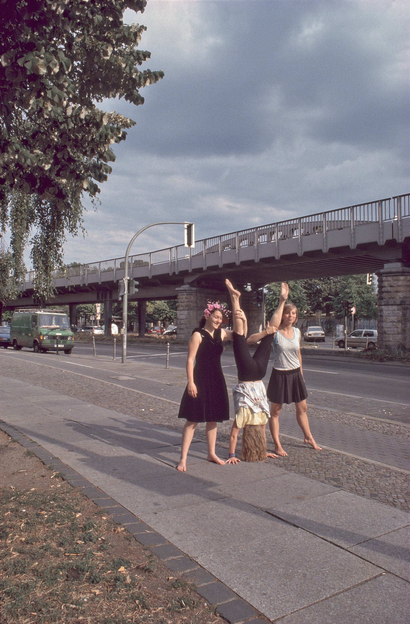 Am Goerlitzer Bahnhof, Skalitzer Strasse am Lsusitzer Platz, Handstand bei der Hochbahn