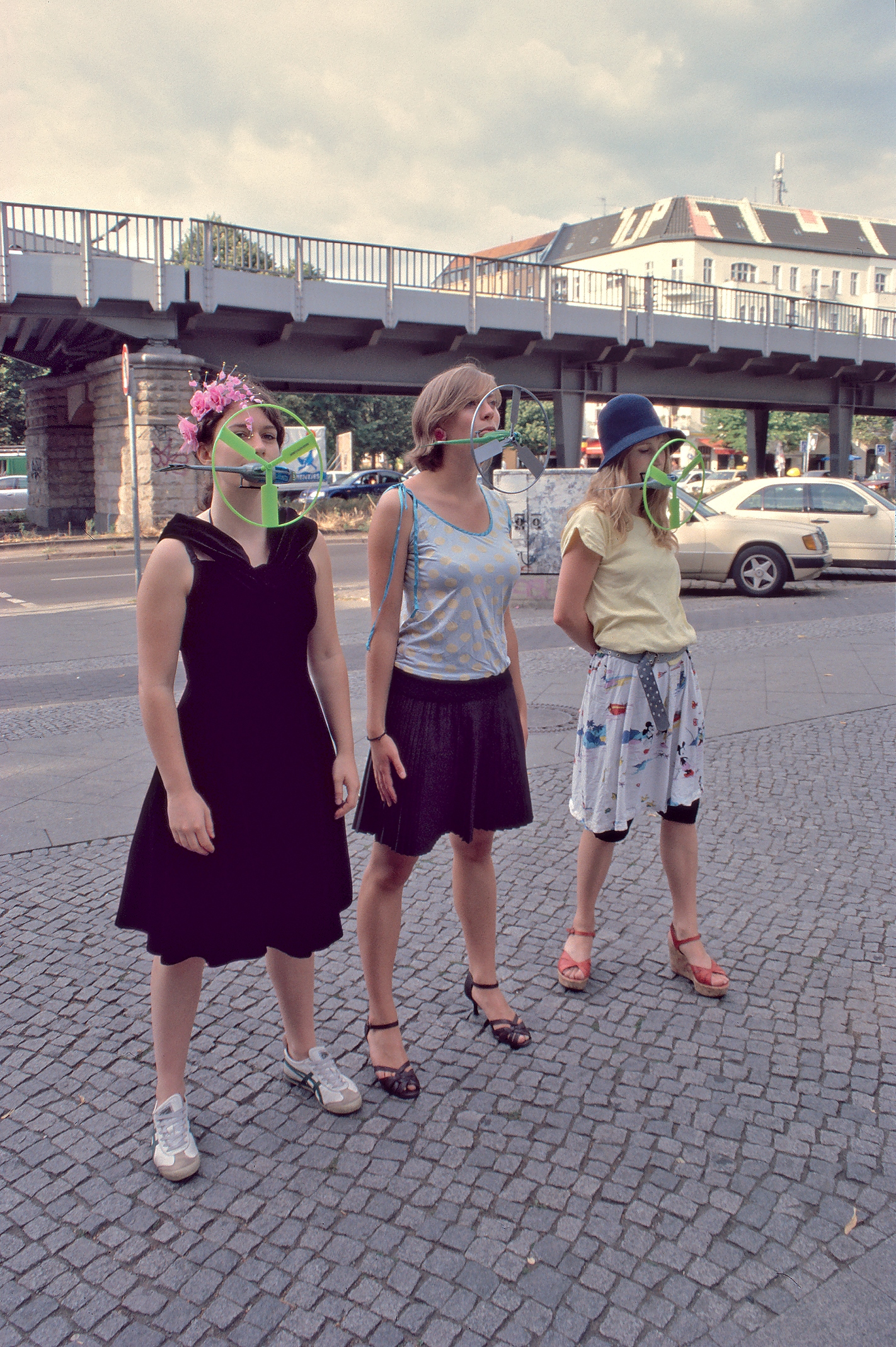 Skalitzer Strasse - bei der Hochbahn am Lausitzer Platz, Polizeihubschrauber im Mund