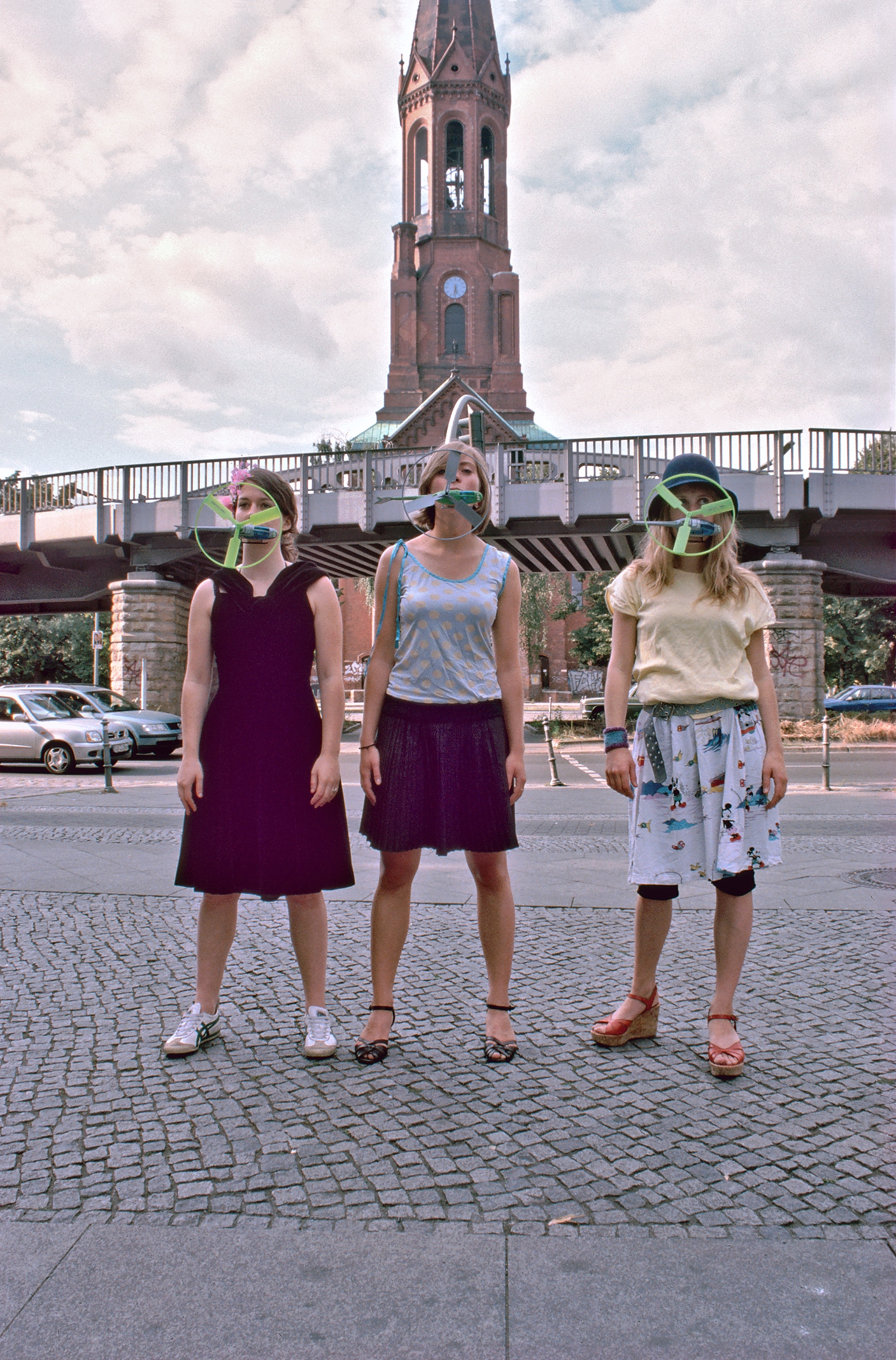 Skalitzer Strasse - bei der Hochbahn am Lausitzer Platz, Polizeihubschrauber im Mund