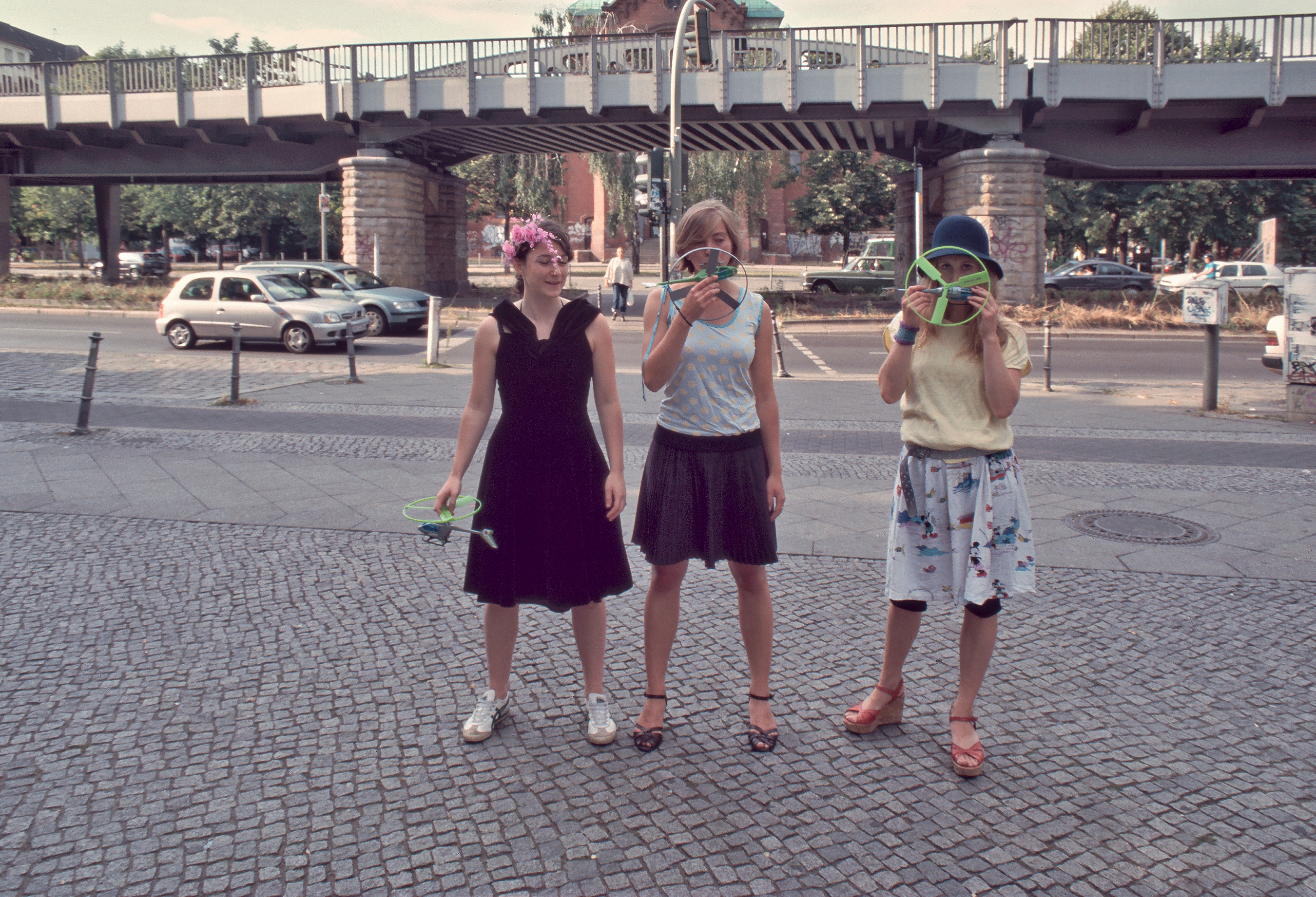 Skalitzer Strasse - bei der Hochbahn am Lausitzer Platz, Polizeihubschrauber im Mund