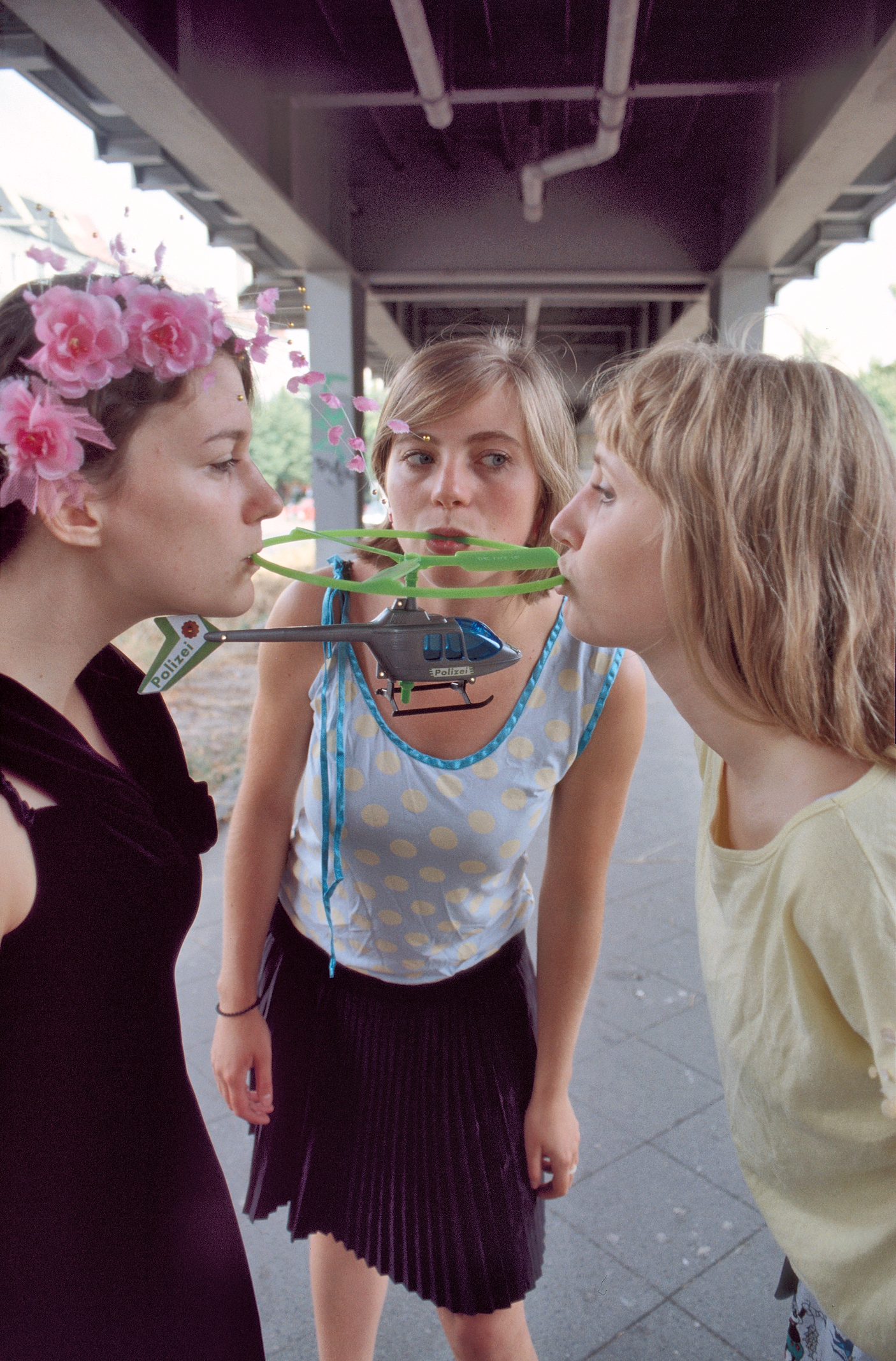 Skalitzer Strasse - unter der Hochbahn, Polizeihubschrauber im Mund