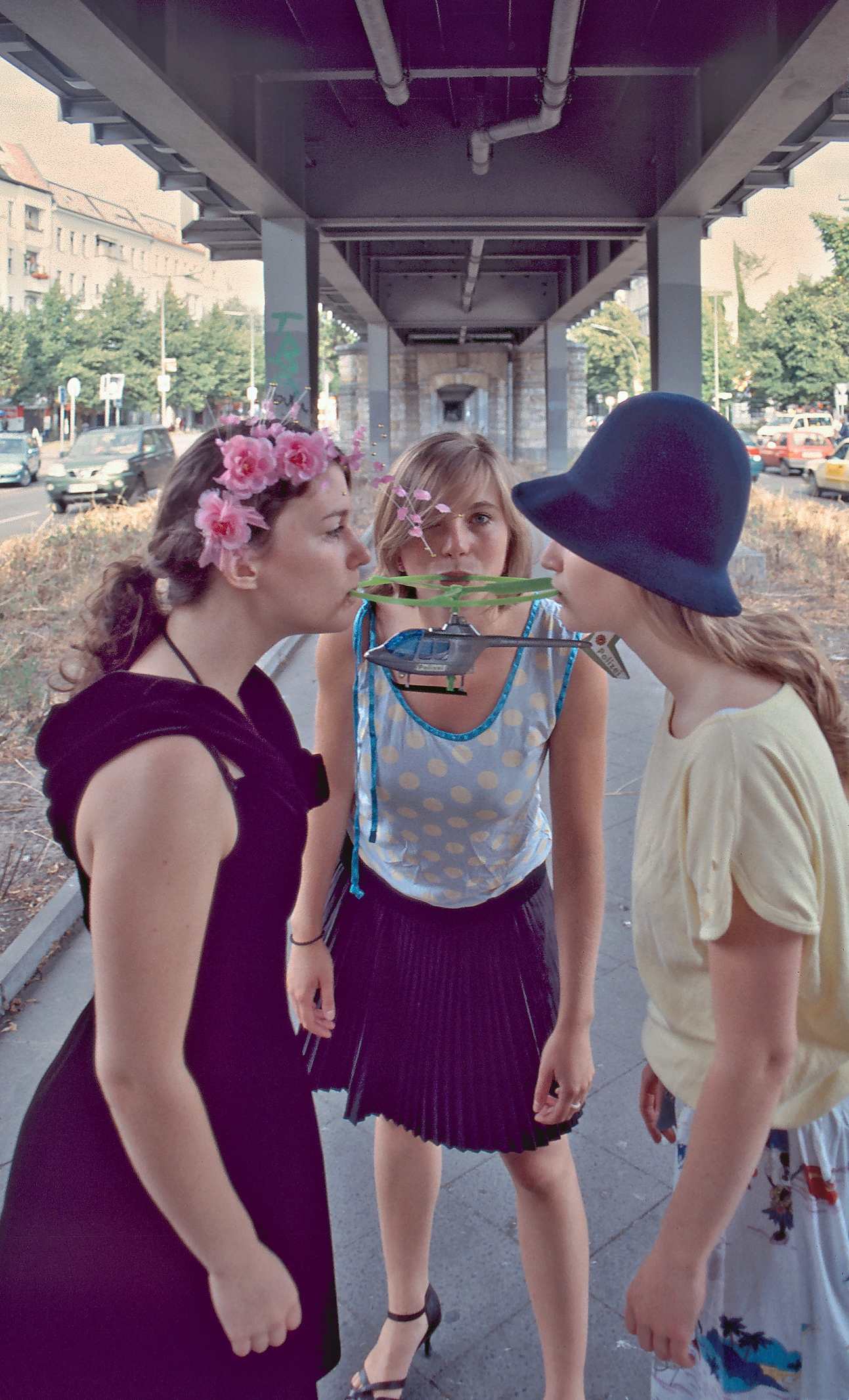 Skalitzer Strasse - unter der Hochbahn, Polizeihubschrauber im Mund