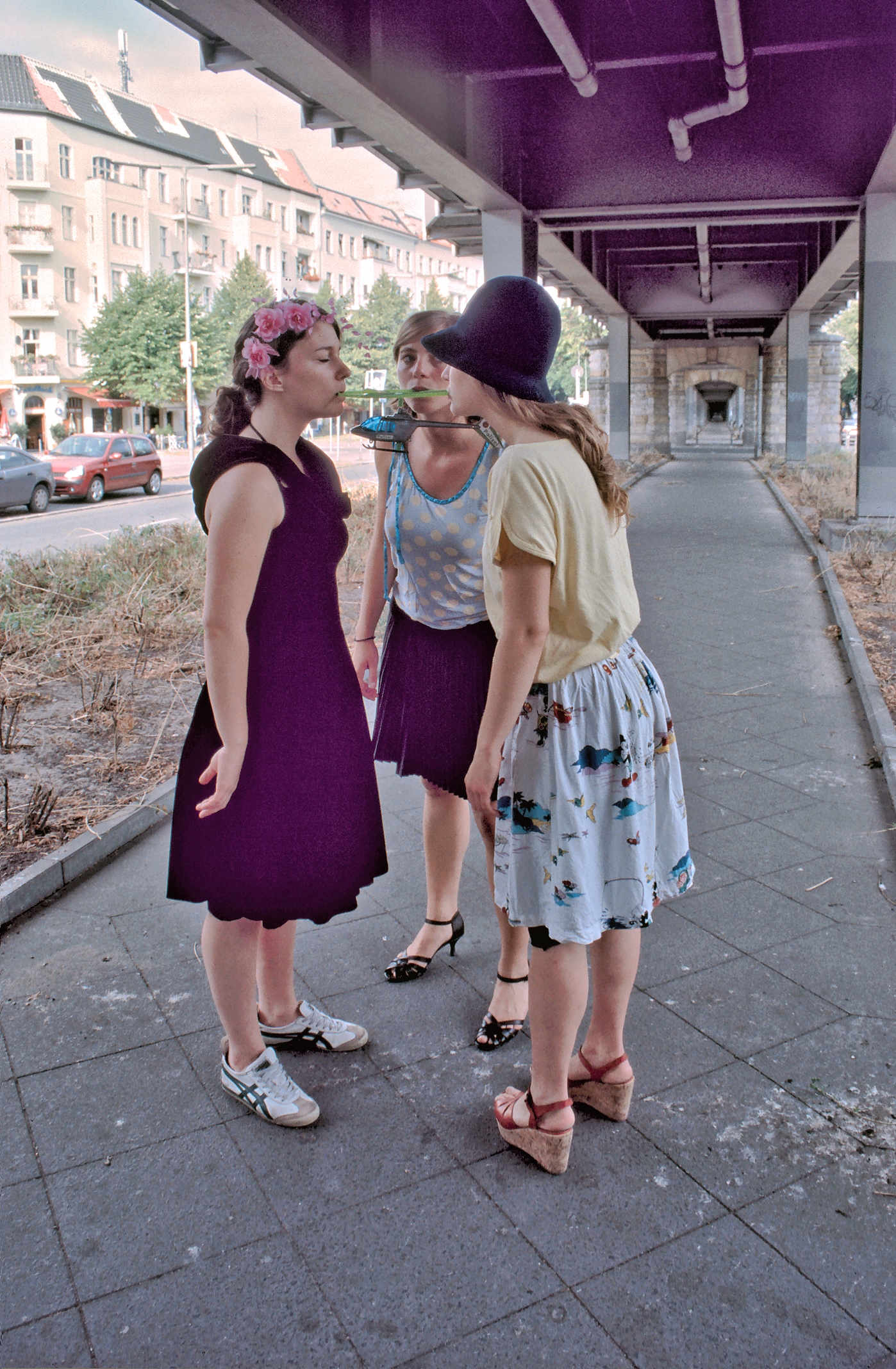 Skalitzer Strasse - unter der Hochbahn, Polizeihubschrauber im Mund