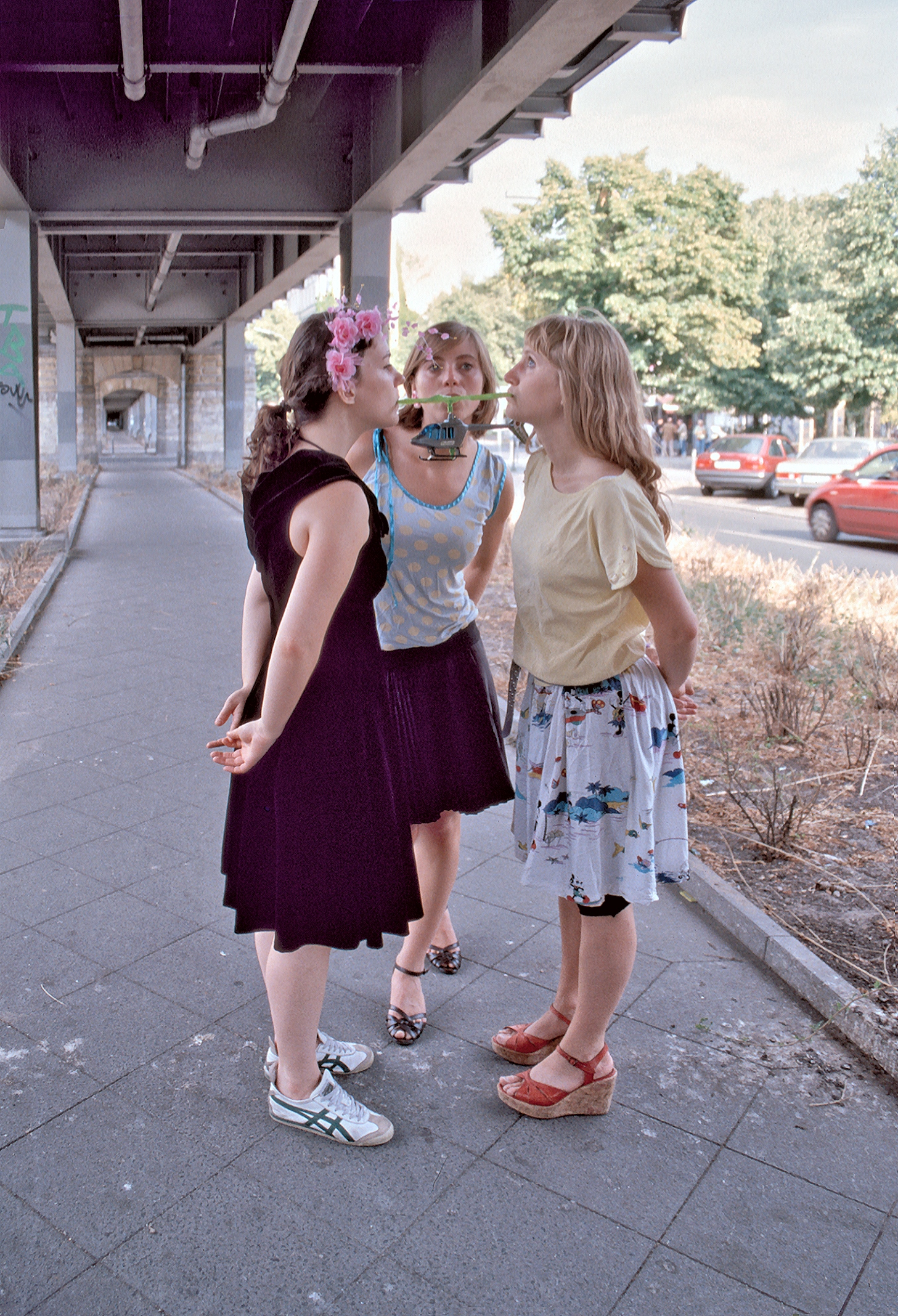 Skalitzer Strasse - unter der Hochbahn, Polizeihubschrauber im Mund