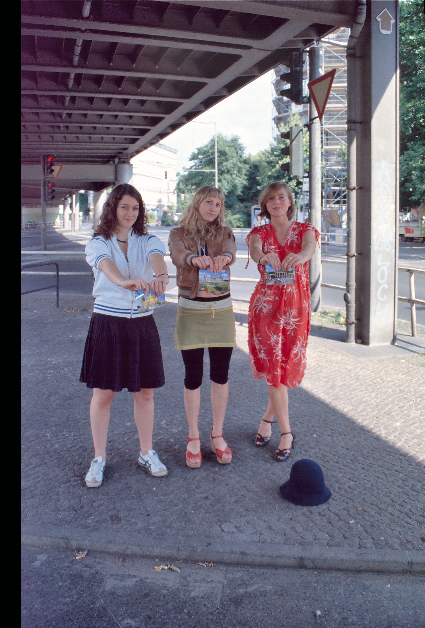 Skalitzer-Strasse-Postkarten-zerreissen-Ueberblendbild-A