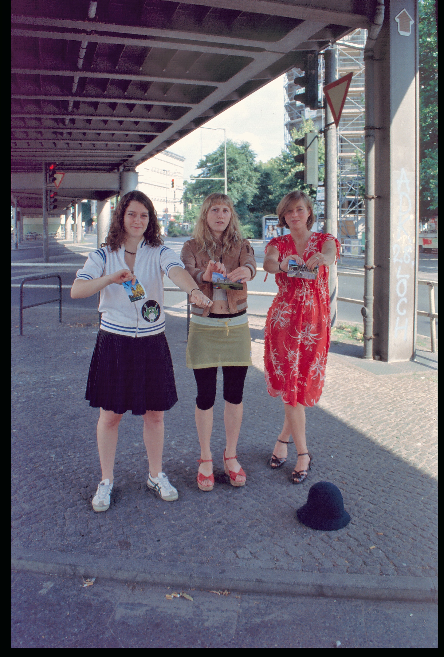 Skalitzer-Strasse-Postkarten-zerreissen-Ueberblendbild-B