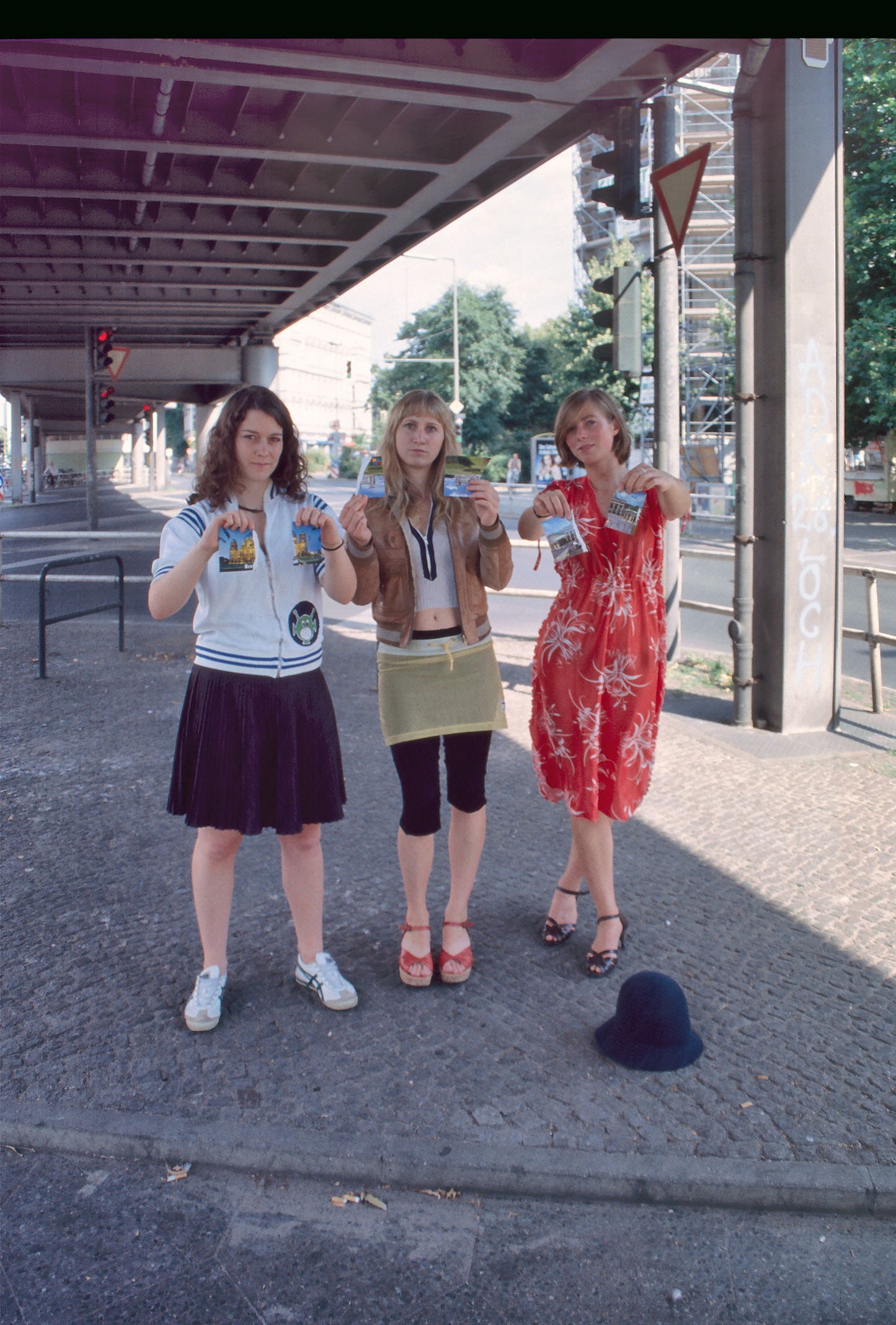 Skalitzer-Strasse-Postkarten-zerreissen-3x-Ueberblendbild