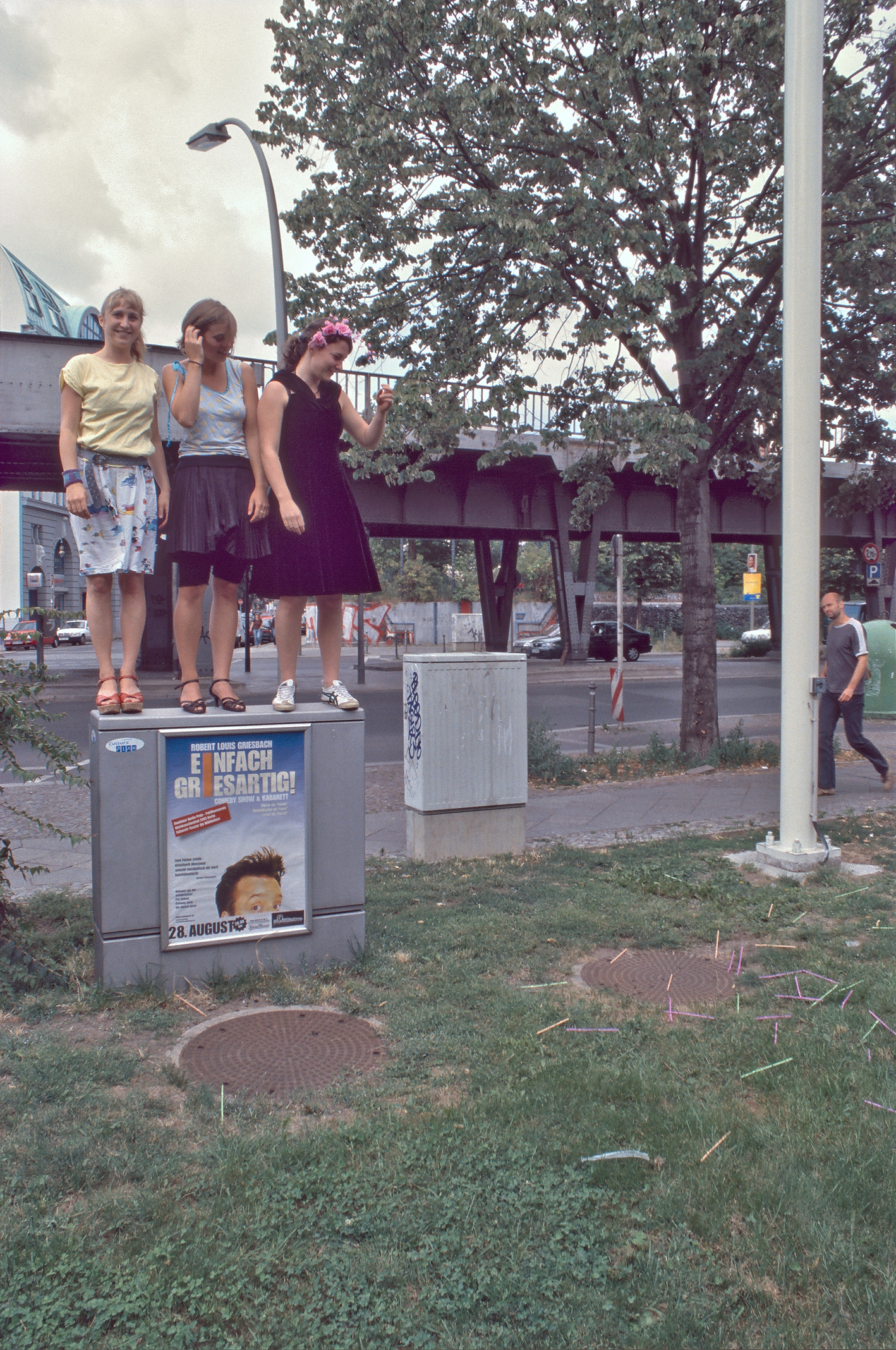 Skalitzer Strasse, Ecke Mairannenstrasse, mit Strohhalmen auf Stromkasten an Aral-Tankstelle