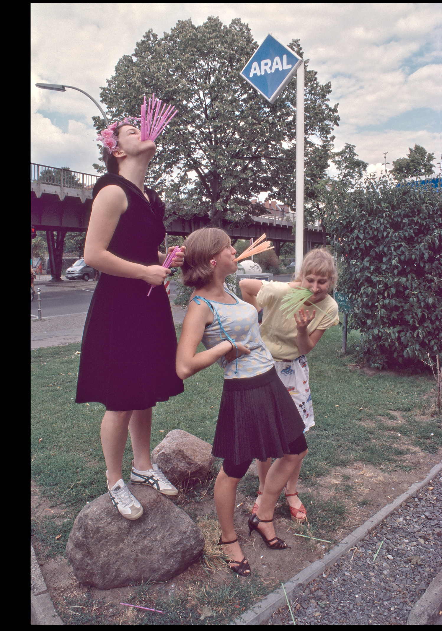 Skalitzer Strasse, Strohhalme auf Steinen bei Aral - 3x Ueberblende