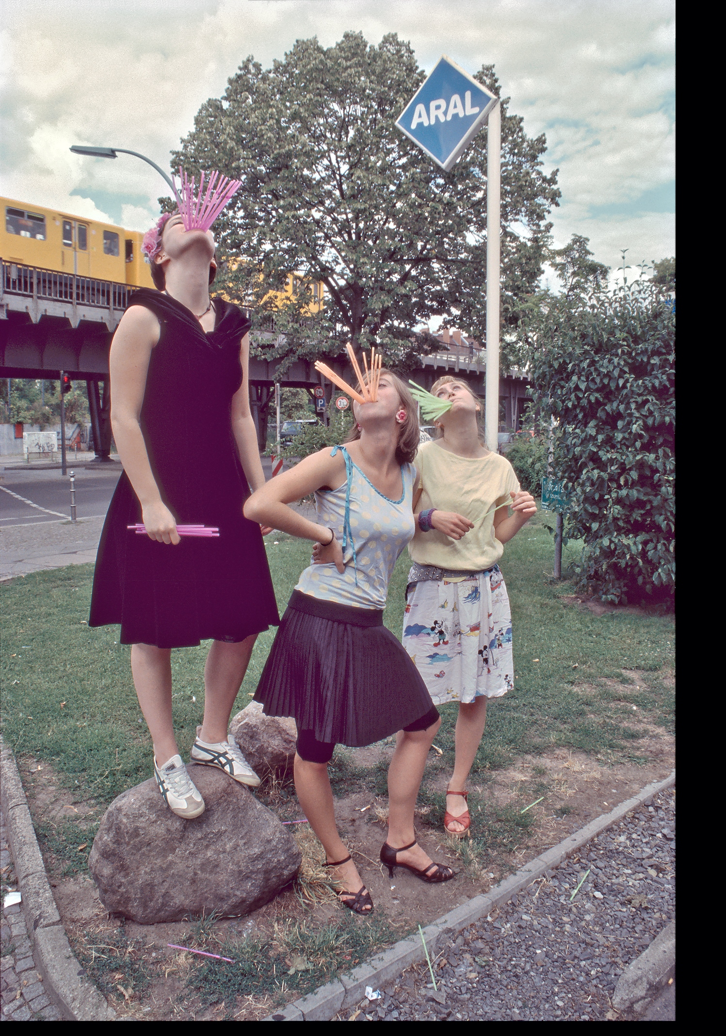 Skalitzer Strasse, Strohhalme auf Steinen bei Aral - 3x Ueberblende