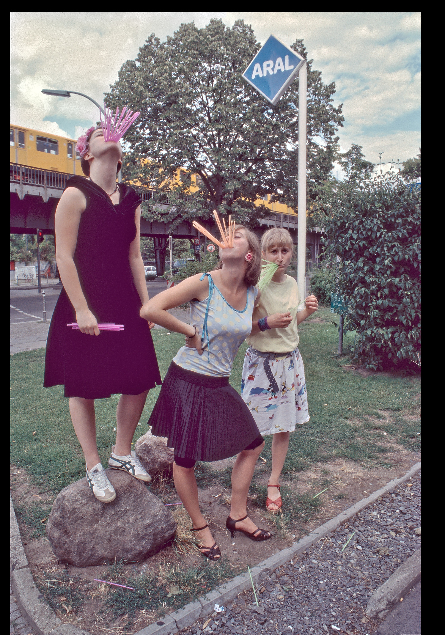 Skalitzer Strasse, Strohhalme auf Steinen bei Aral - 3x Ueberblende