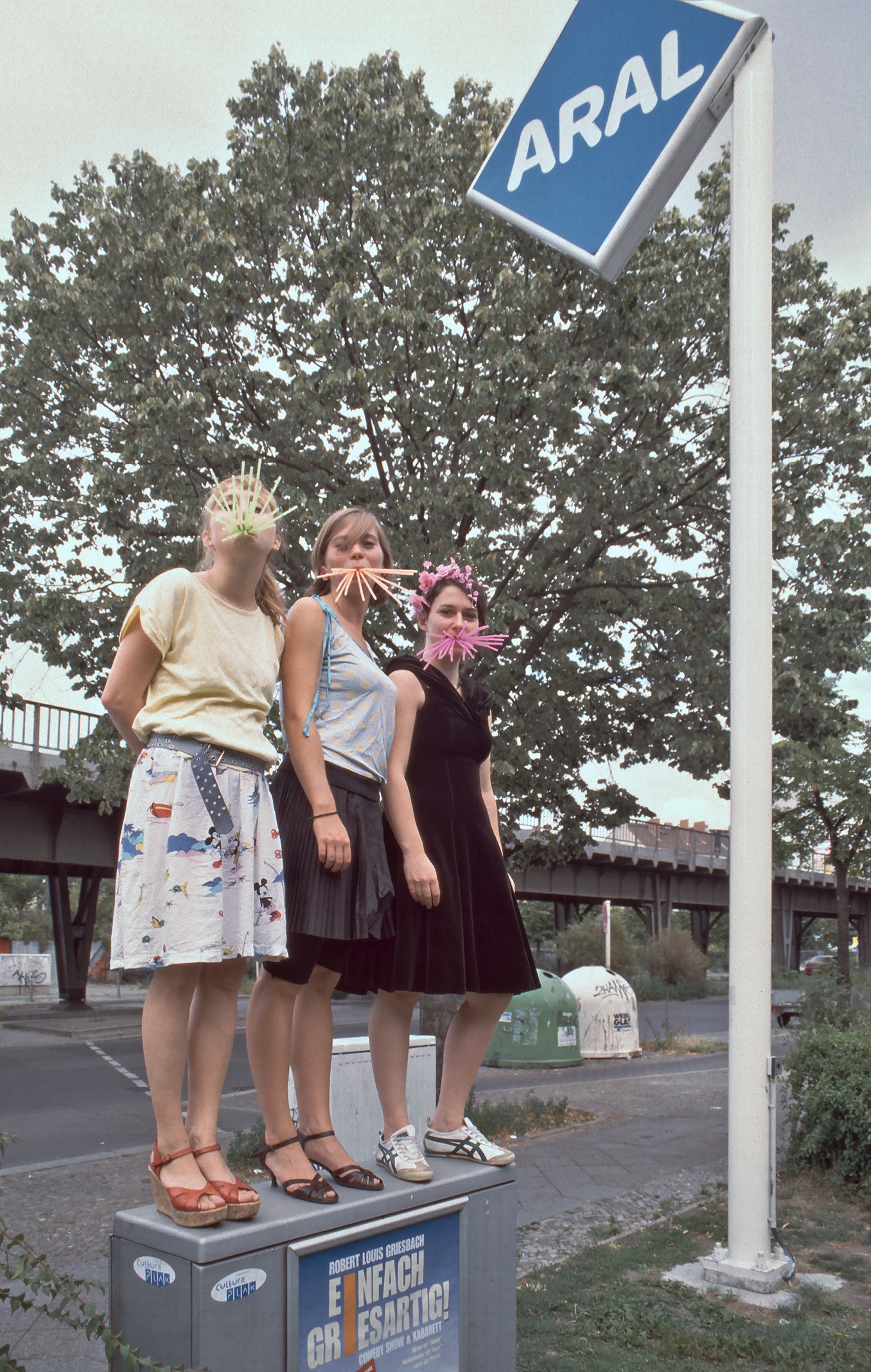 Skalitzer Strasse, Ecke Mairannenstrasse, mit Strohhalmen auf Stromkasten an Aral-Tankstelle