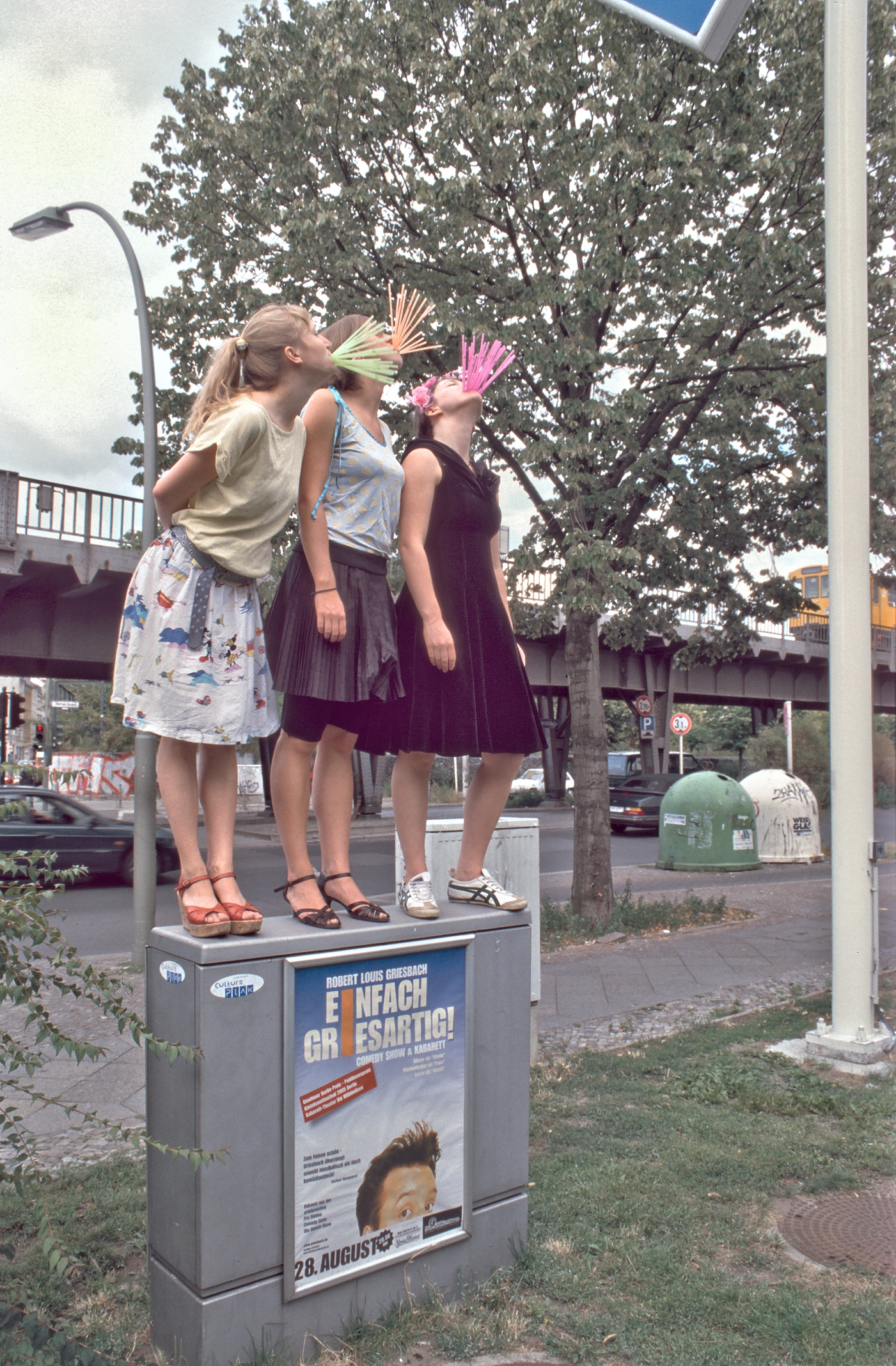 Skalitzer Strasse, Ecke Mairannenstrasse, mit Strohhalmen auf Stromkasten an Aral-Tankstelle