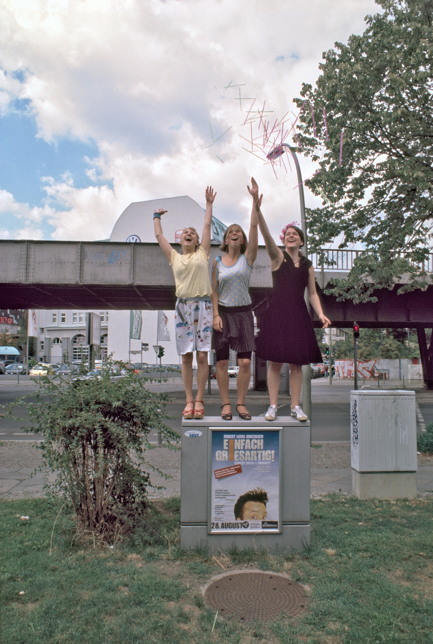 Skalitzer Strasse, Ecke Mairannenstrasse, mit Strohhalmen auf Stromkasten an Aral-Tankstelle