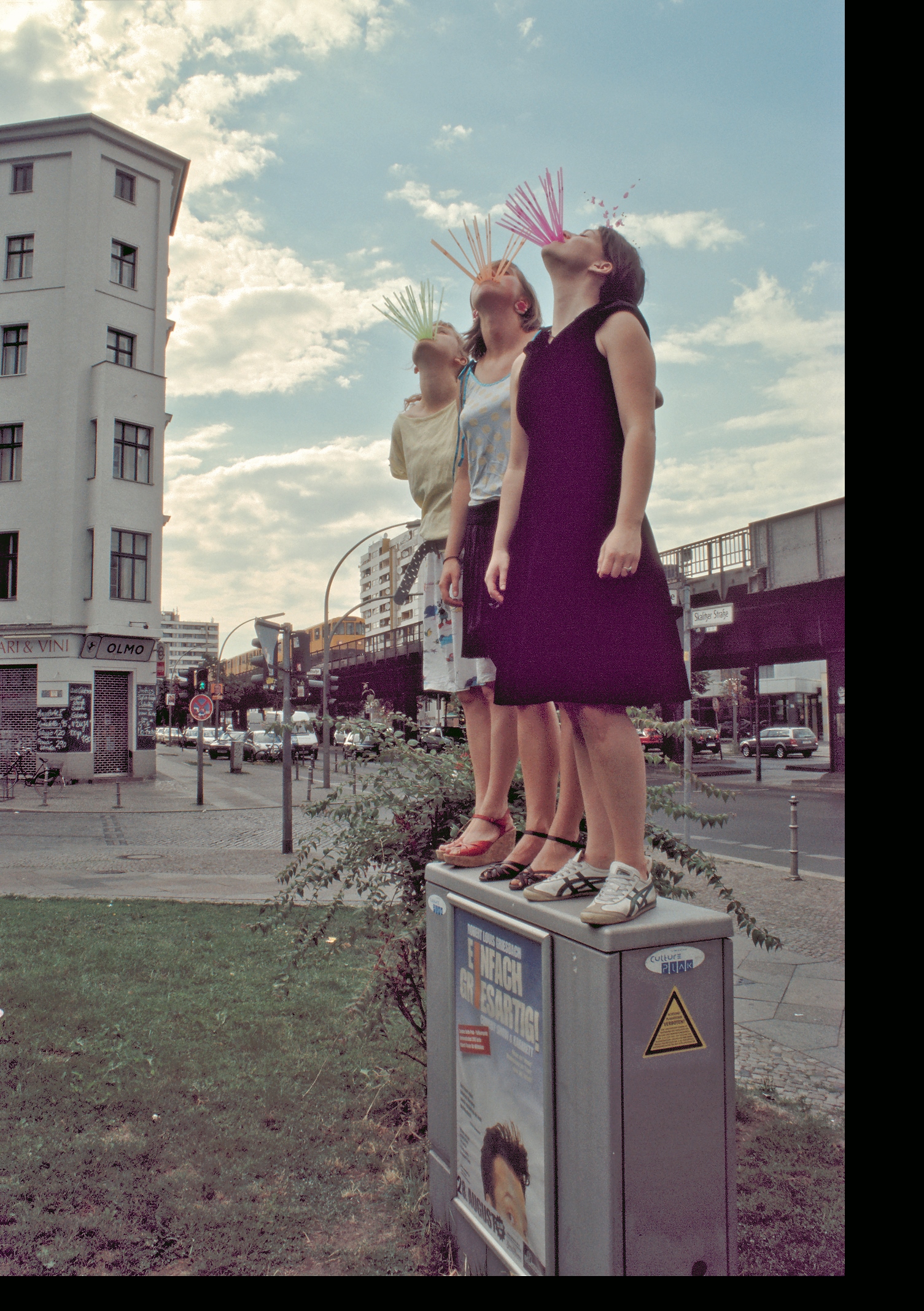 Skalitzer Strasse, Strohhalme auf Stromkasten mit Blick auf die Hochbahn - 3x Ueberblende
