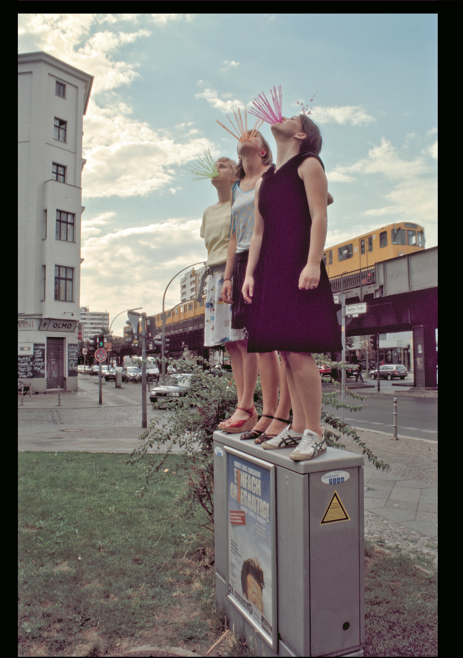 Skalitzer Strasse, Strohhalme auf Stromkasten mit Blick auf die Hochbahn - 3x Ueberblende