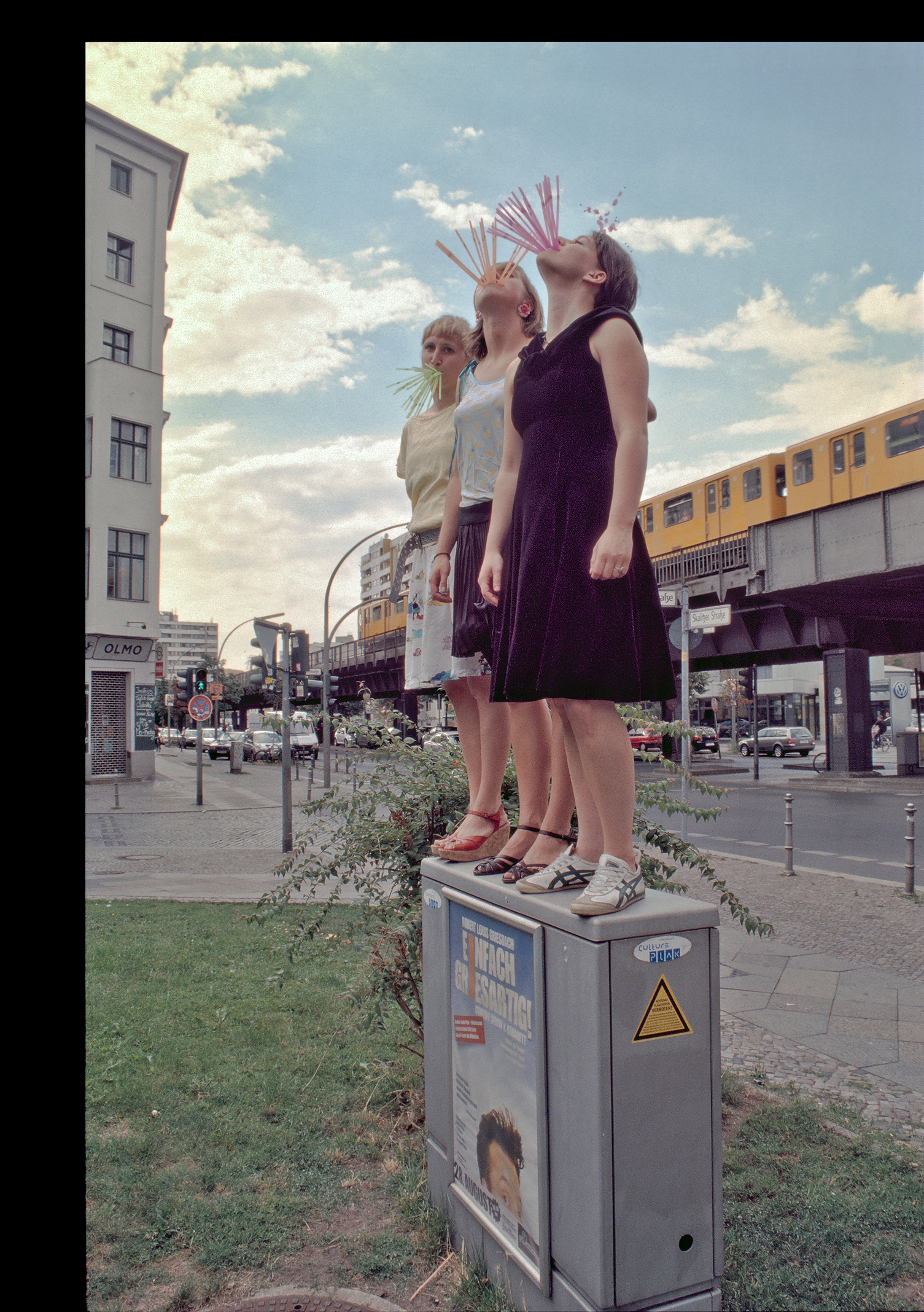 Skalitzer Strasse, Strohhalme auf Stromkasten mit Blick auf die Hochbahn - 3x Ueberblende