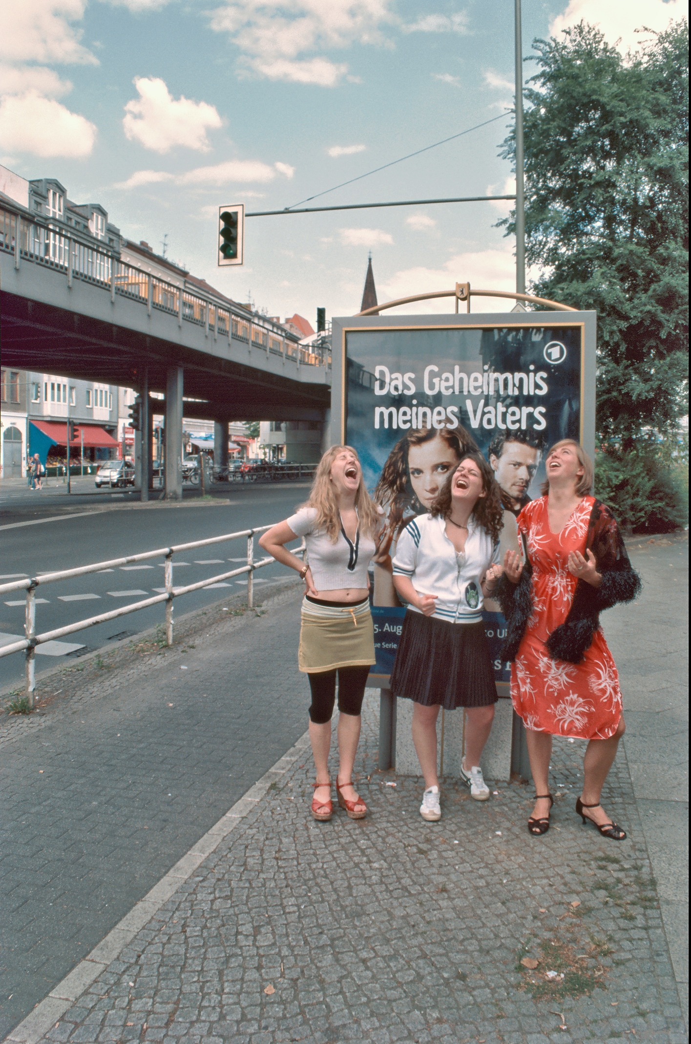 Skalitzer-Strasse-Vaters-Geheimnis-Lachen-Ueberblendbild-B