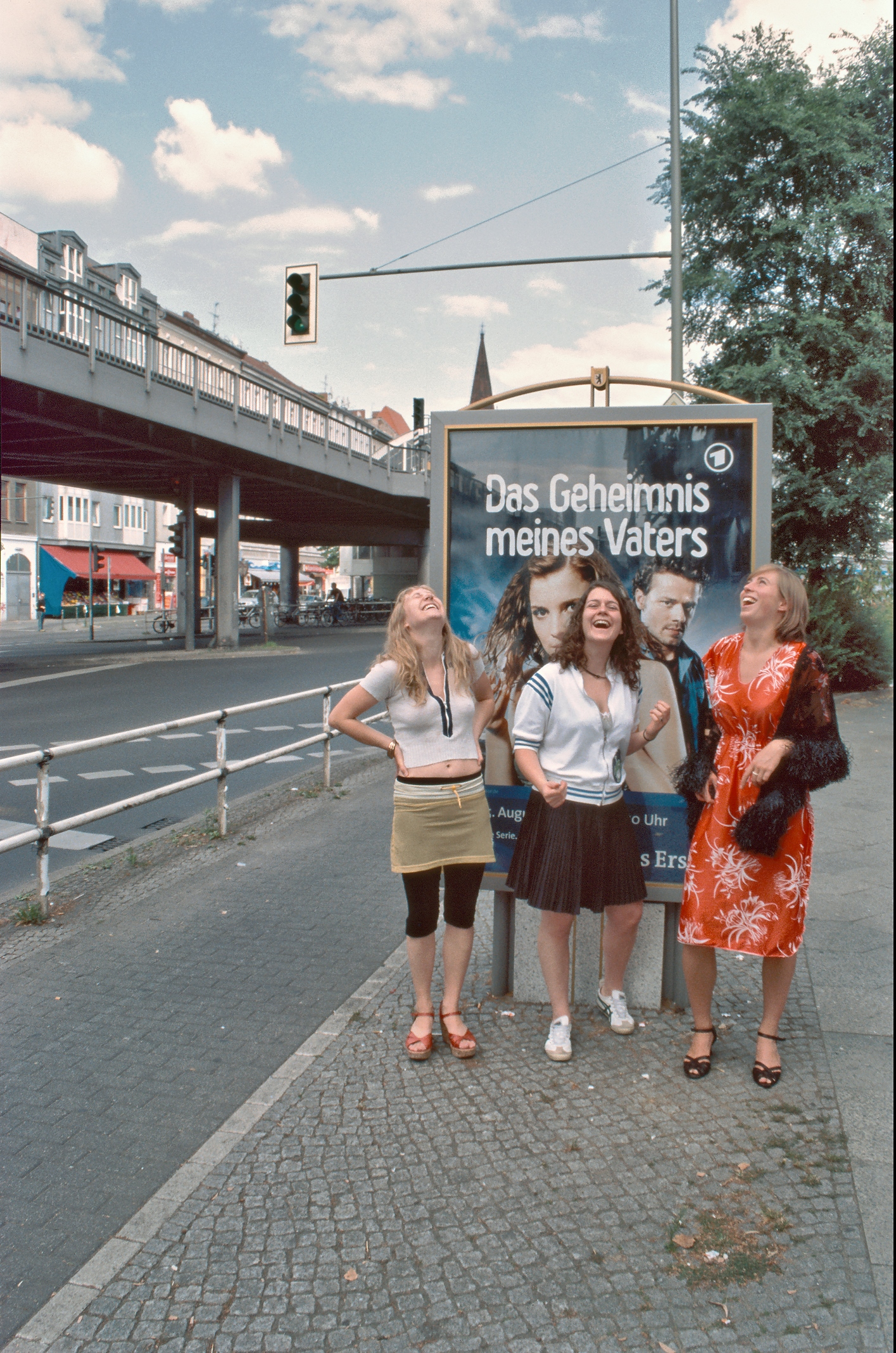 Skalitzer-Strasse-Vaters-Geheimnis-Lachen-3x-Ueberblendbild