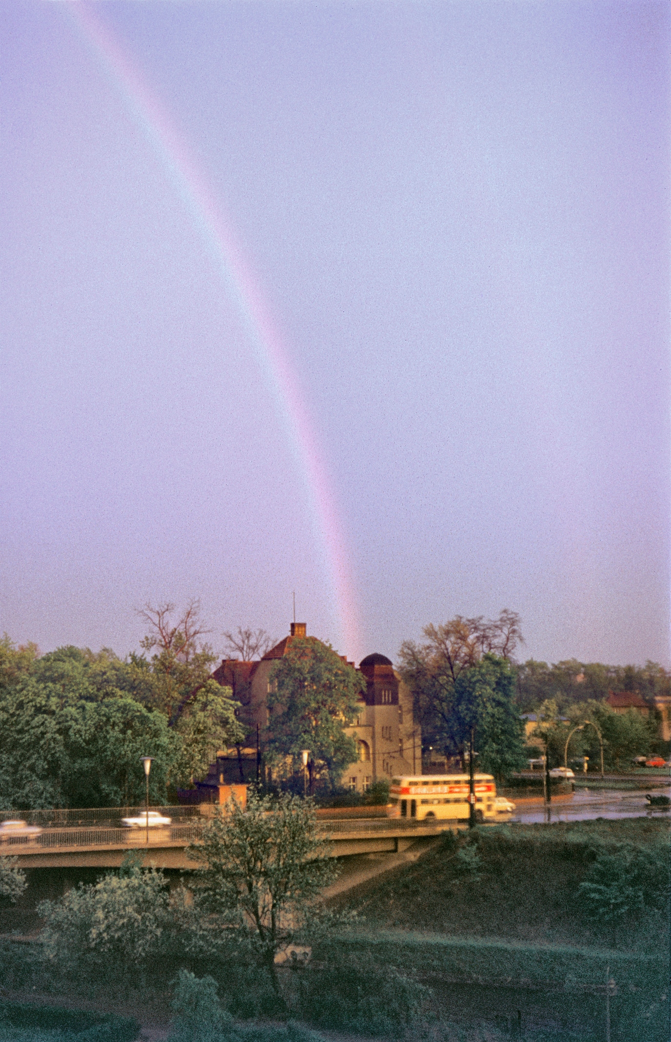 Berlin 60er-Jahre, Regenborgen ueber der Siemensbruecke, Leonorenstrasse