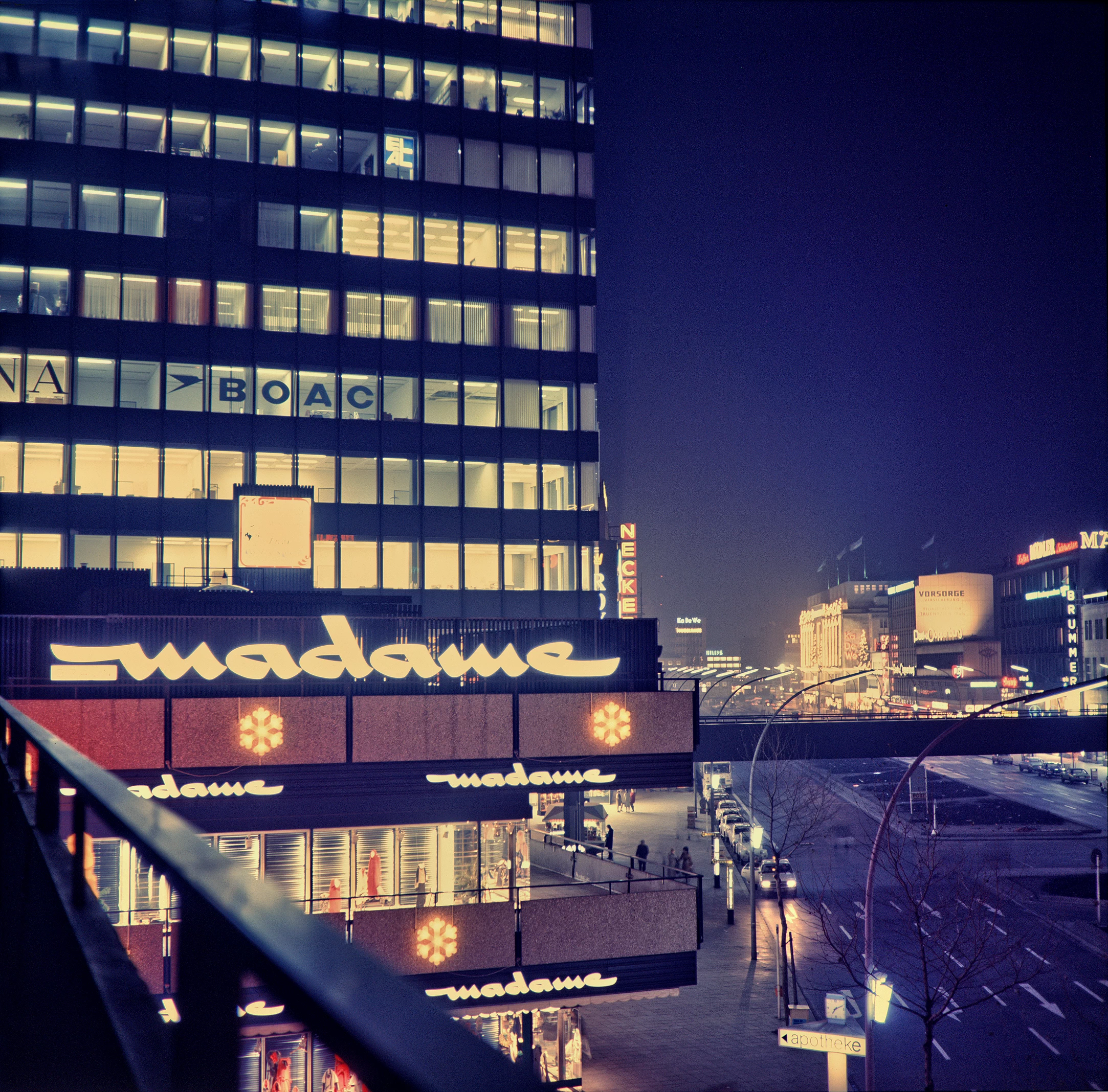 Europacenter, Kurfuerstendamm bei Nacht, 70er-Jahre