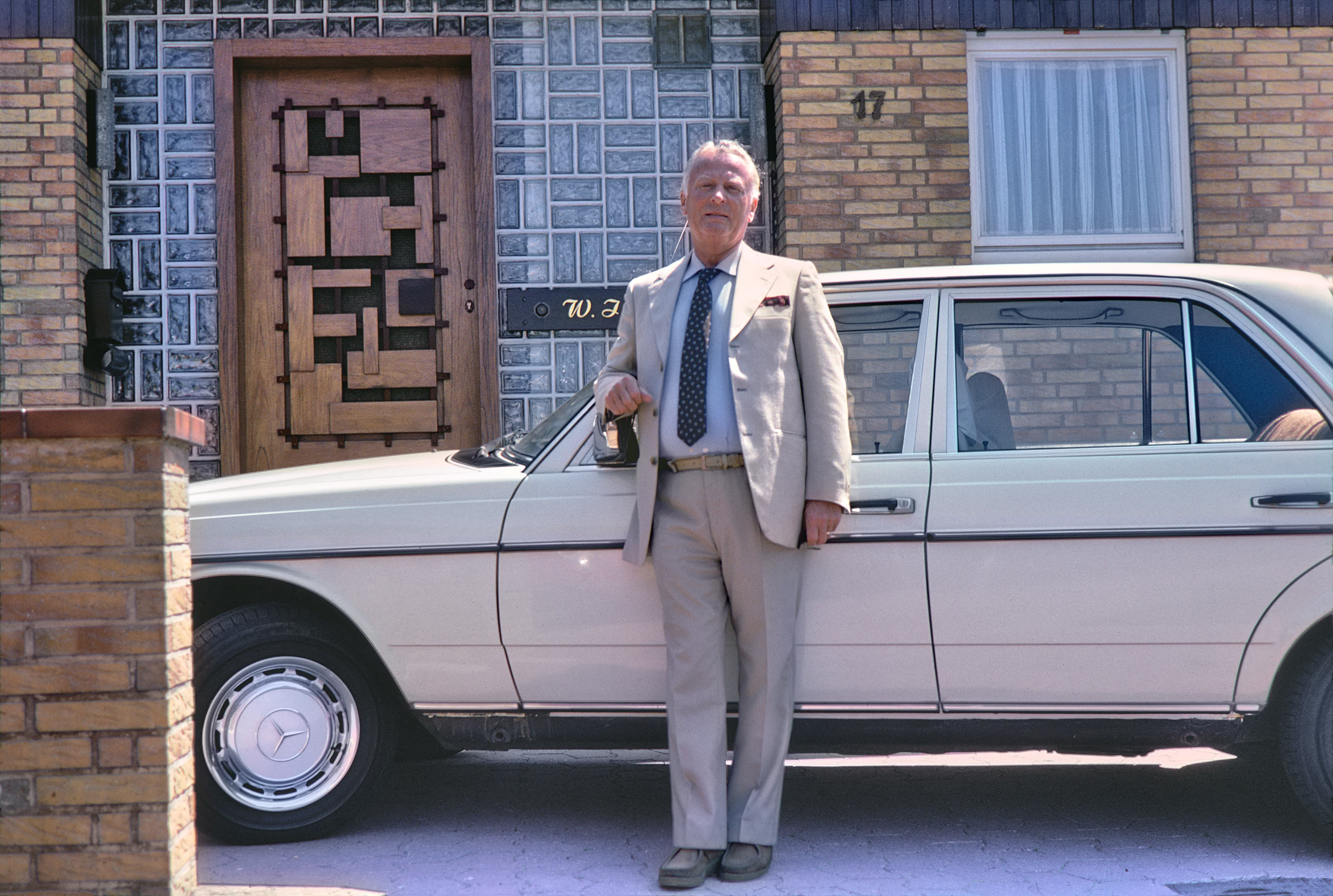 Deutschland, Bonner Republik, Mann im Anzug vor Mercedes, 1982