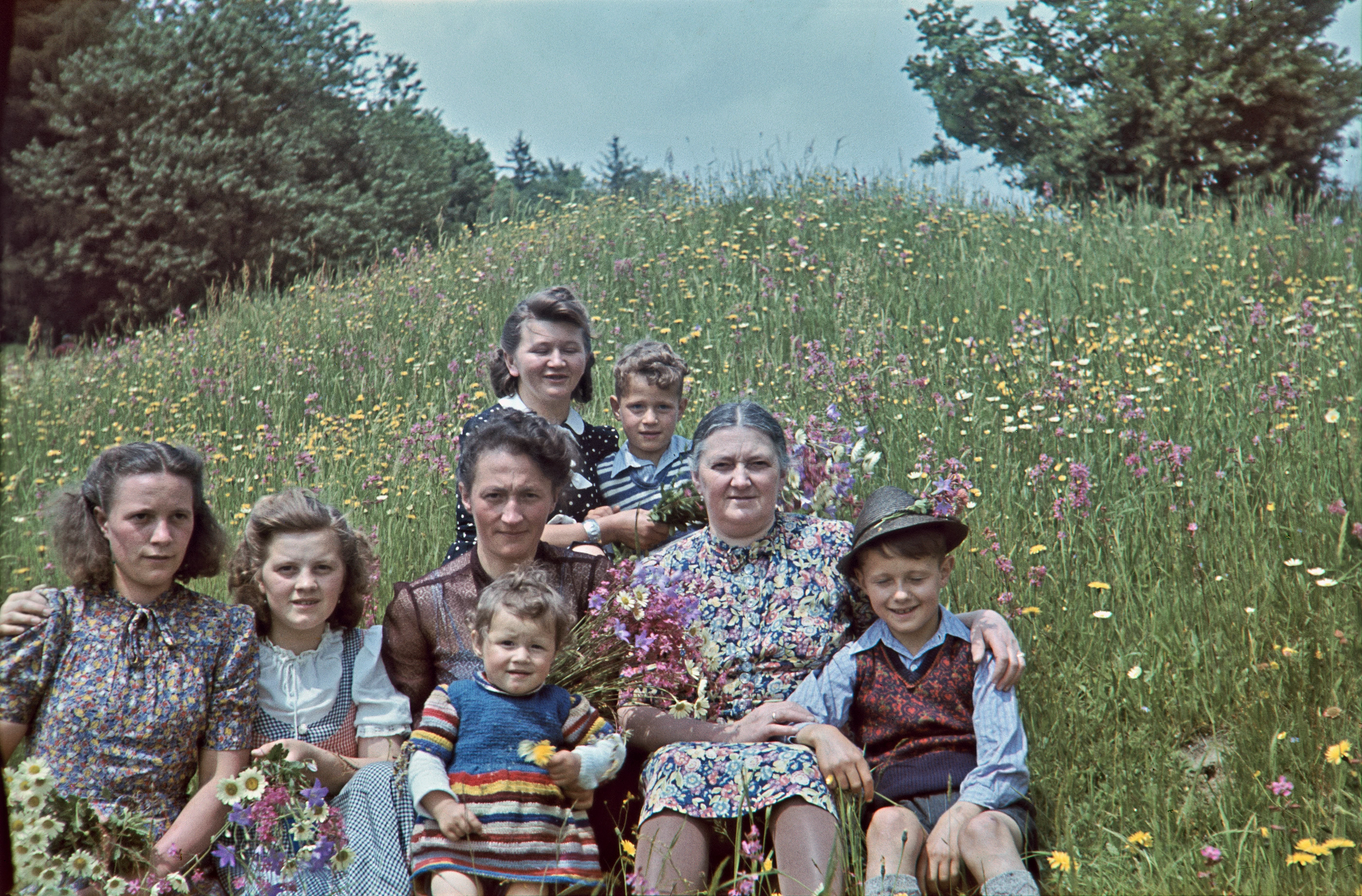 Deutschland, Drittes Reich, Familie auf Blumenwiesenhgel