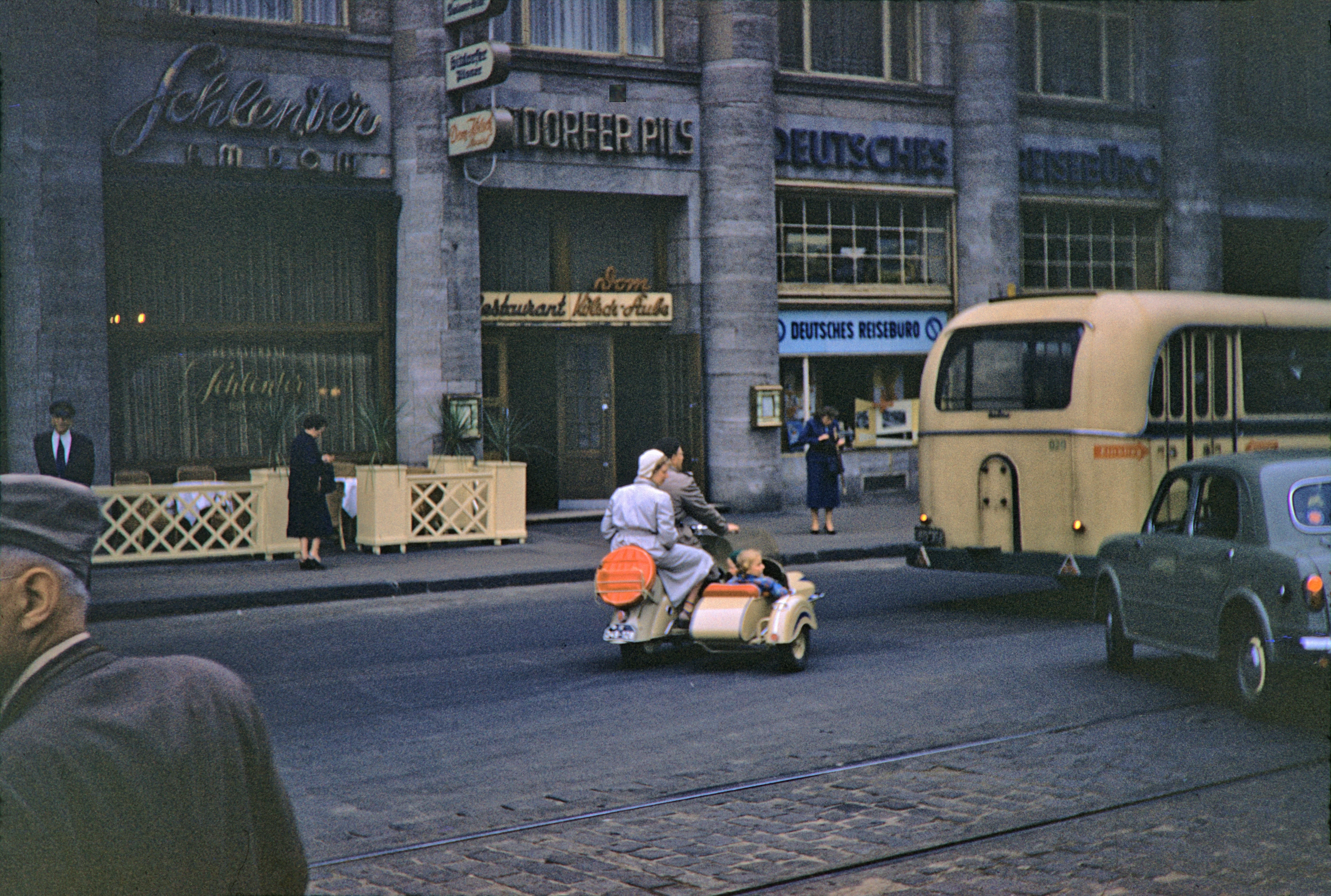 Deutschland, Nachkriegszeit, Motorad mit Beiwagen in Kln