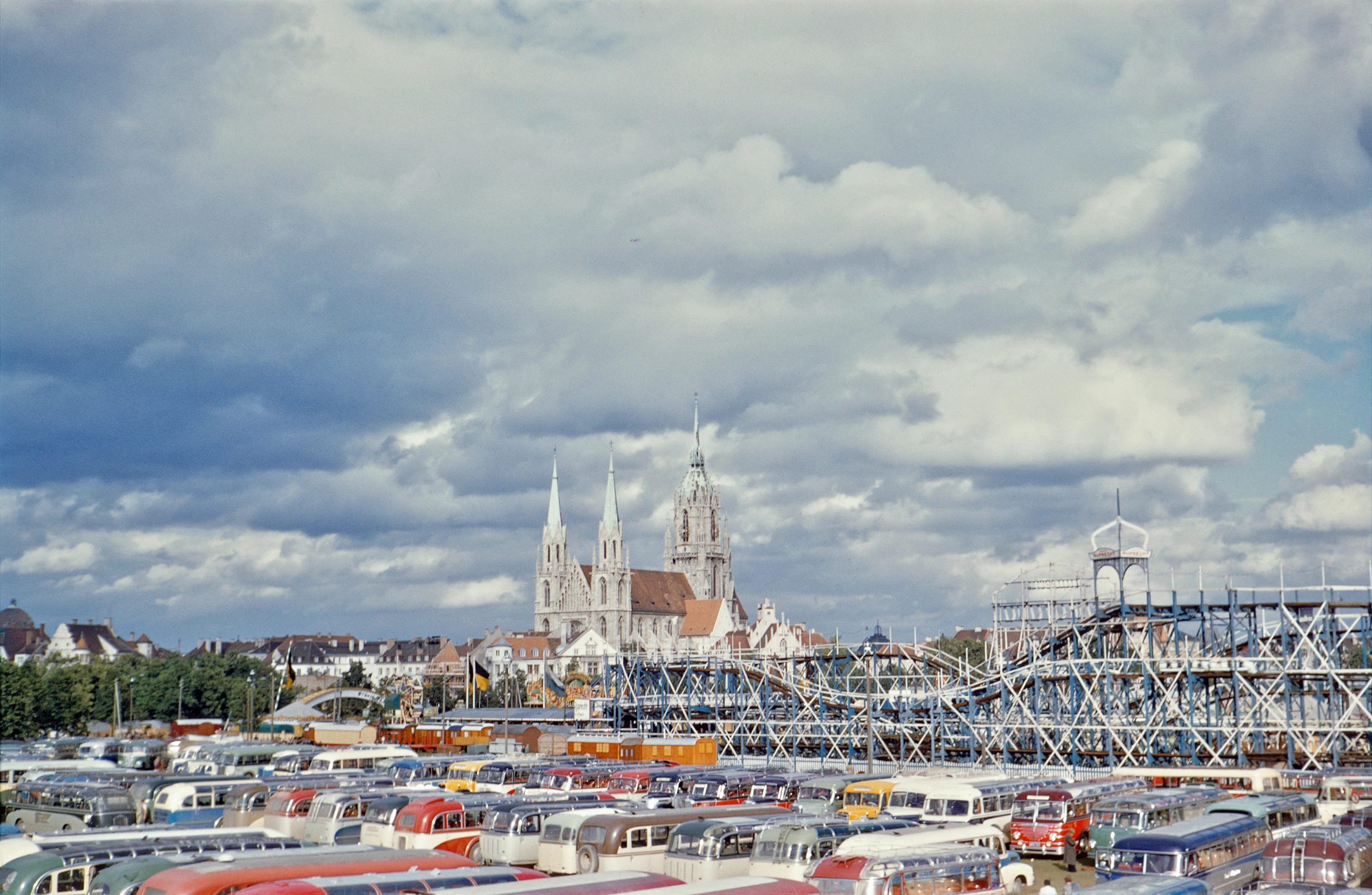 Deutschland, Oktoberfest, Busse vor Achterbahn und St.Paul