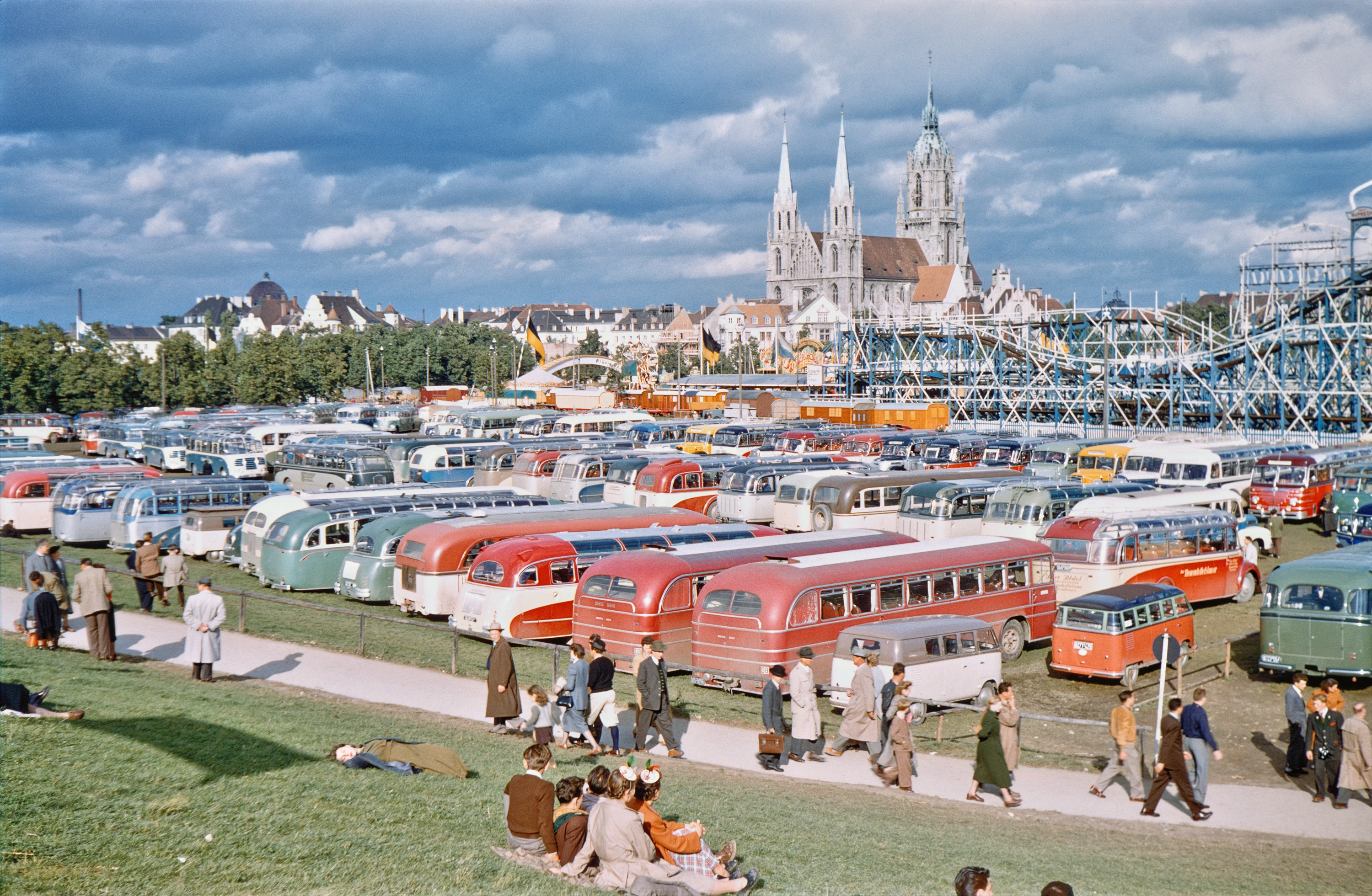 Deutschland, Oktoberfest, Busse vor Achterbahn und St.Paul