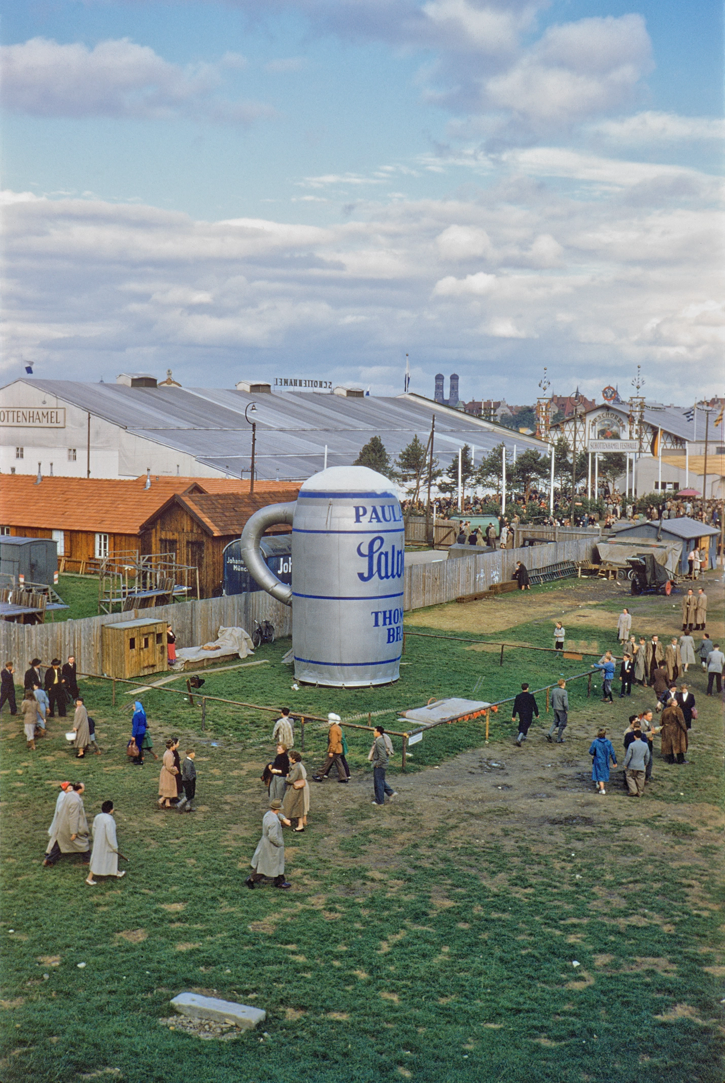 Deutschland, Oktoberfest, Paulaner-Aufblas-Bierkrug