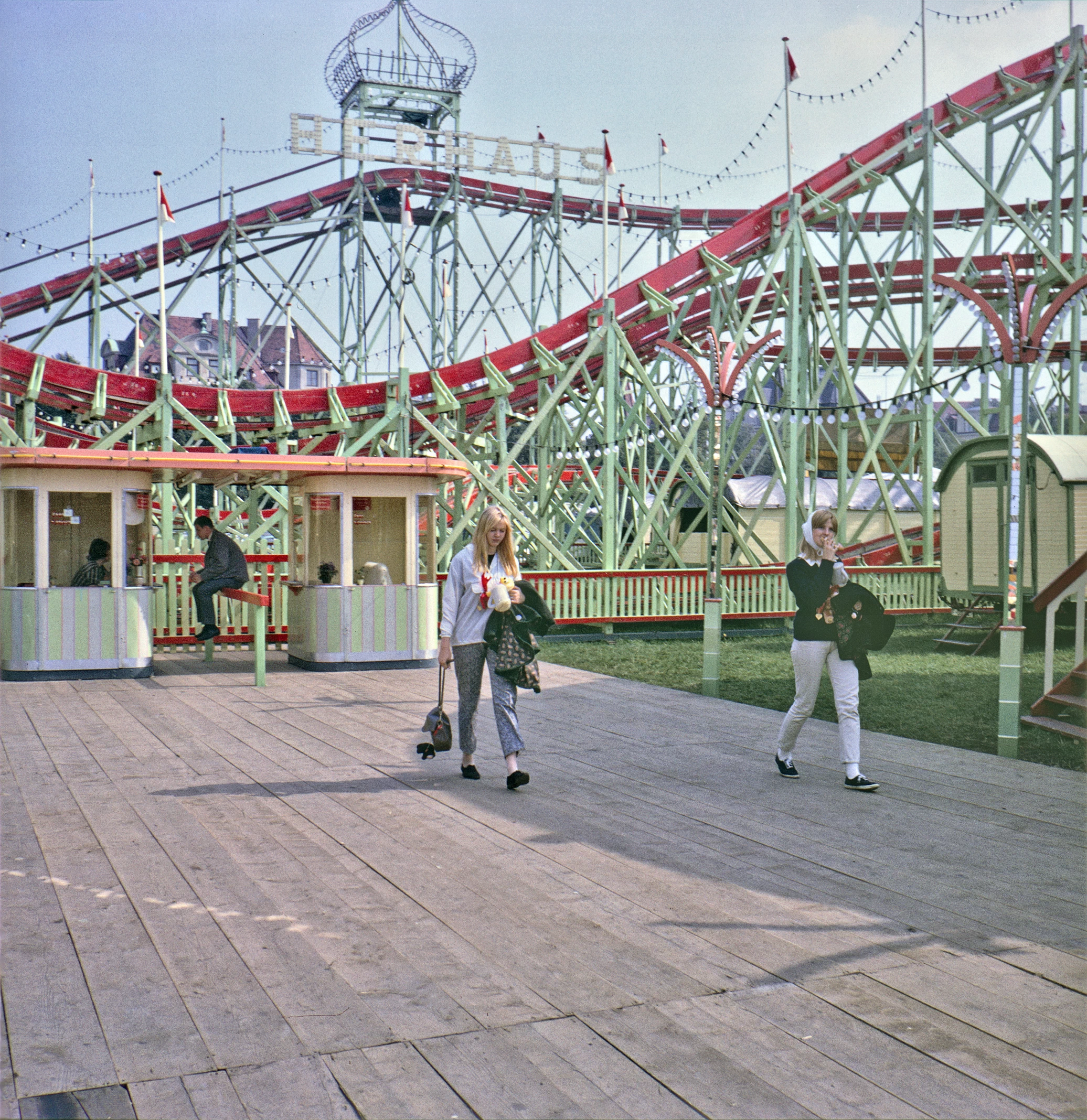Deutschland, Oktoberfest, Zwei Maedels vor Herhaus-Achterbahn