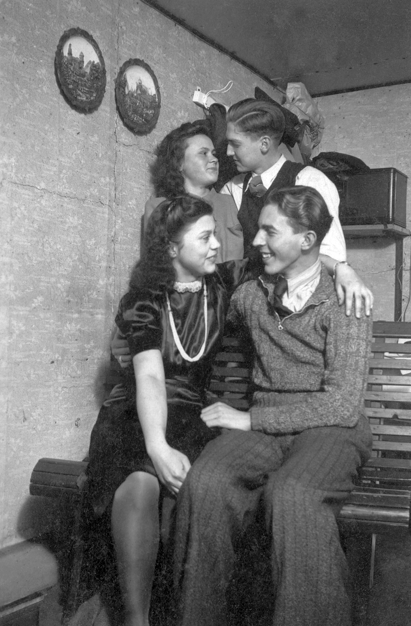 Im Kleid am Wasserbecken