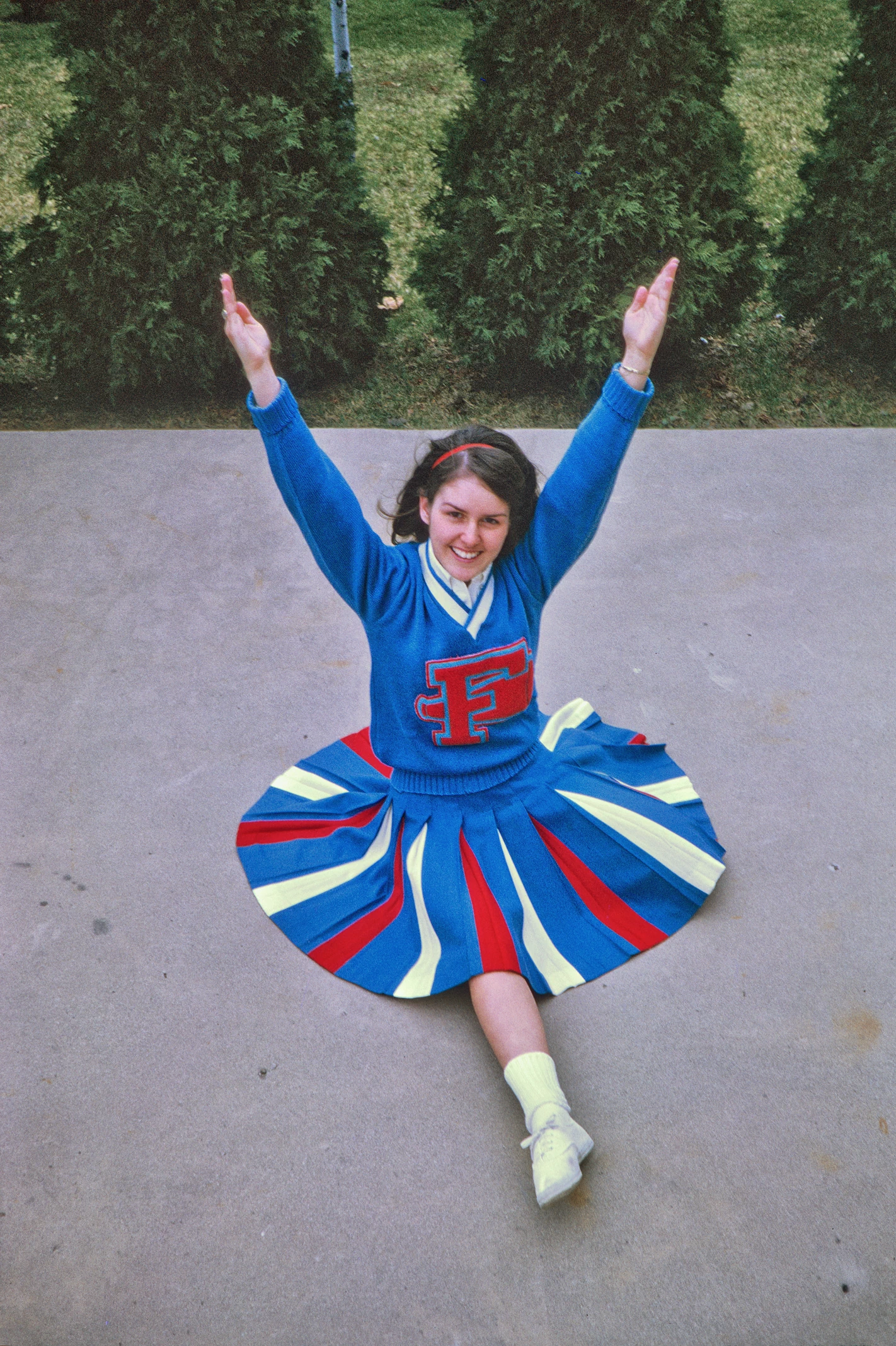 Cheerleader - Spagat in blauweissrot auf Terrasse