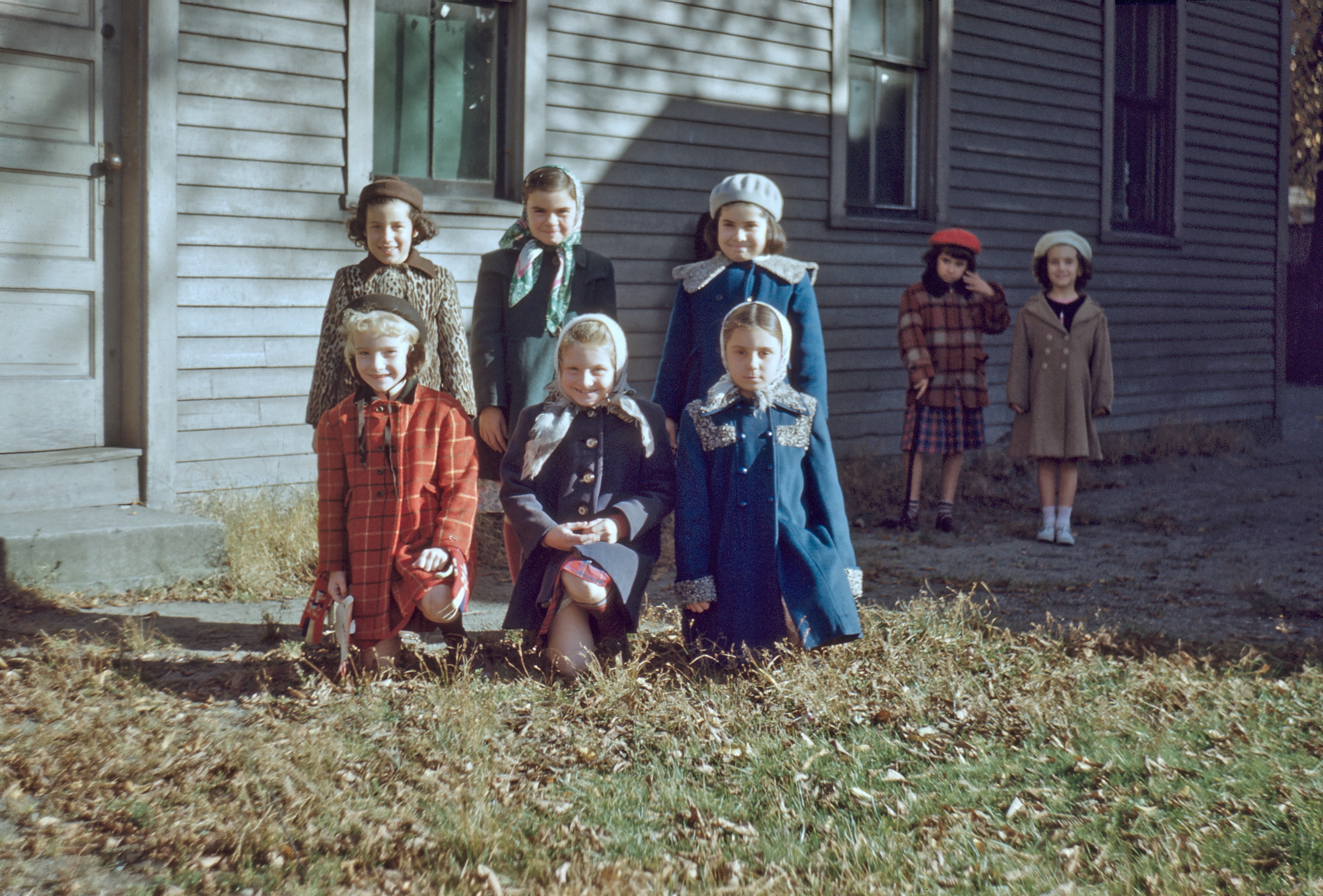 Acht vor Holzhaus,  USA 1950
