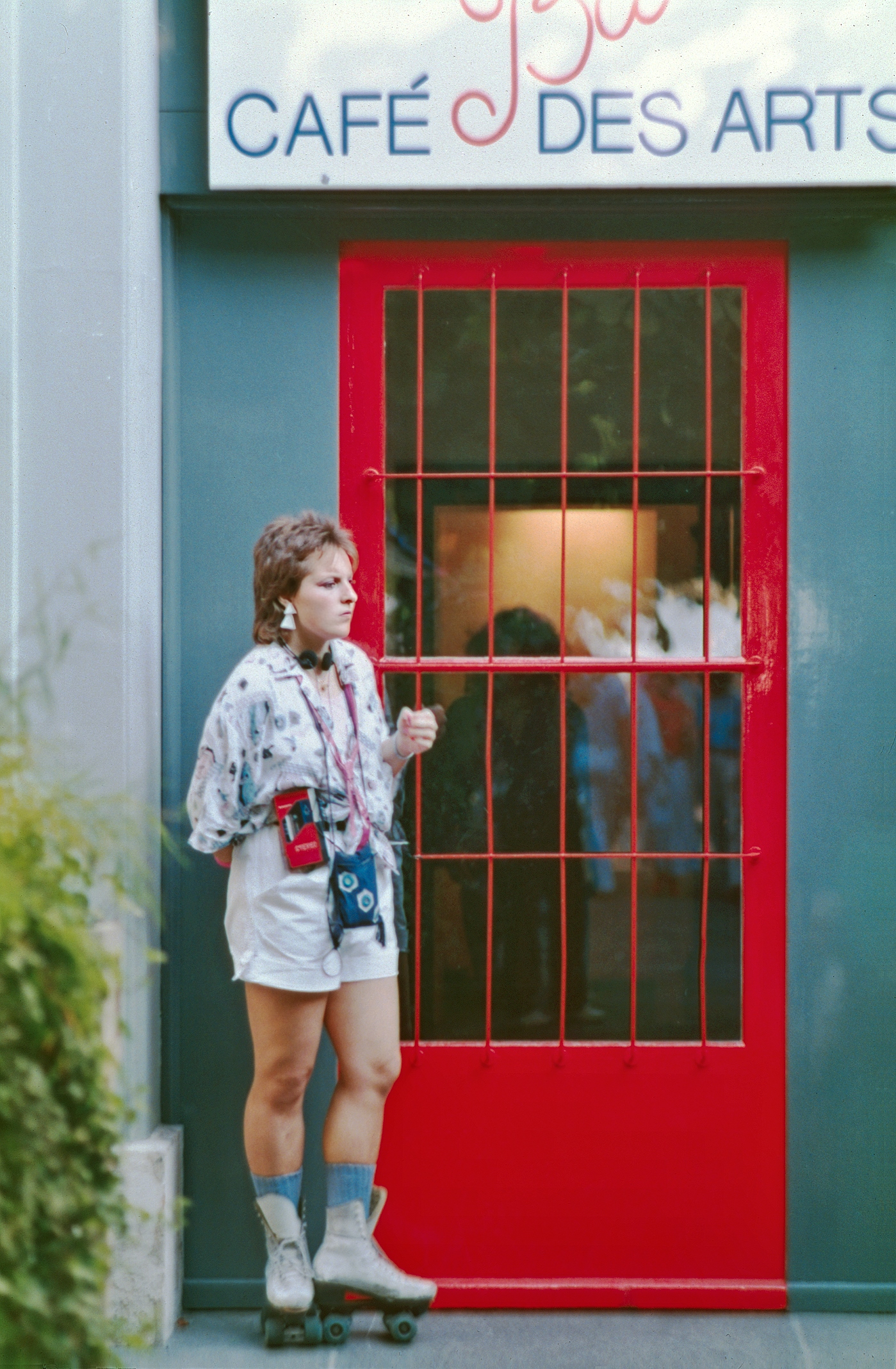 Auf Rollschuhen mit Walkman vorm Caf des Arts