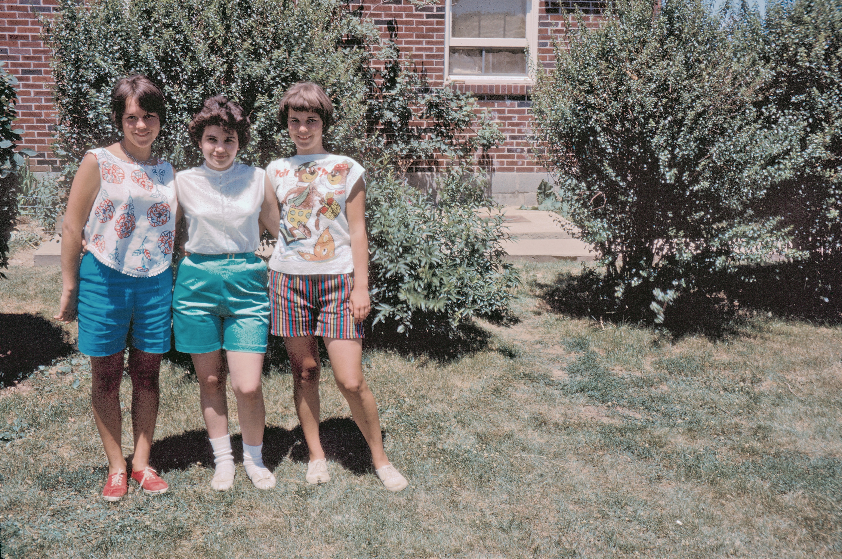 Drei im Garten mit Yogi-Baer, USA, 1962