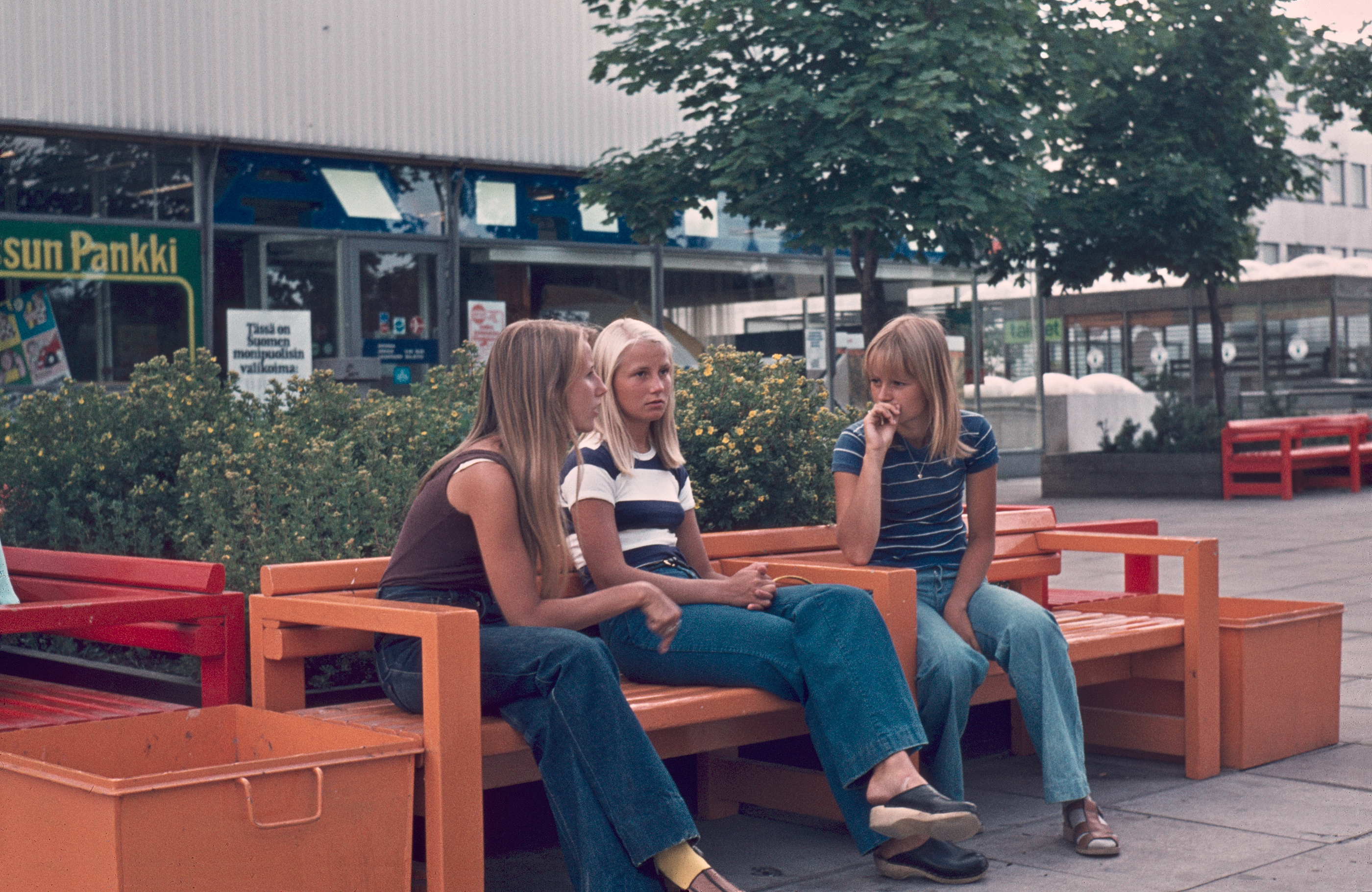 Drei auf Bank in Einkaufszone in Finnland, 1975