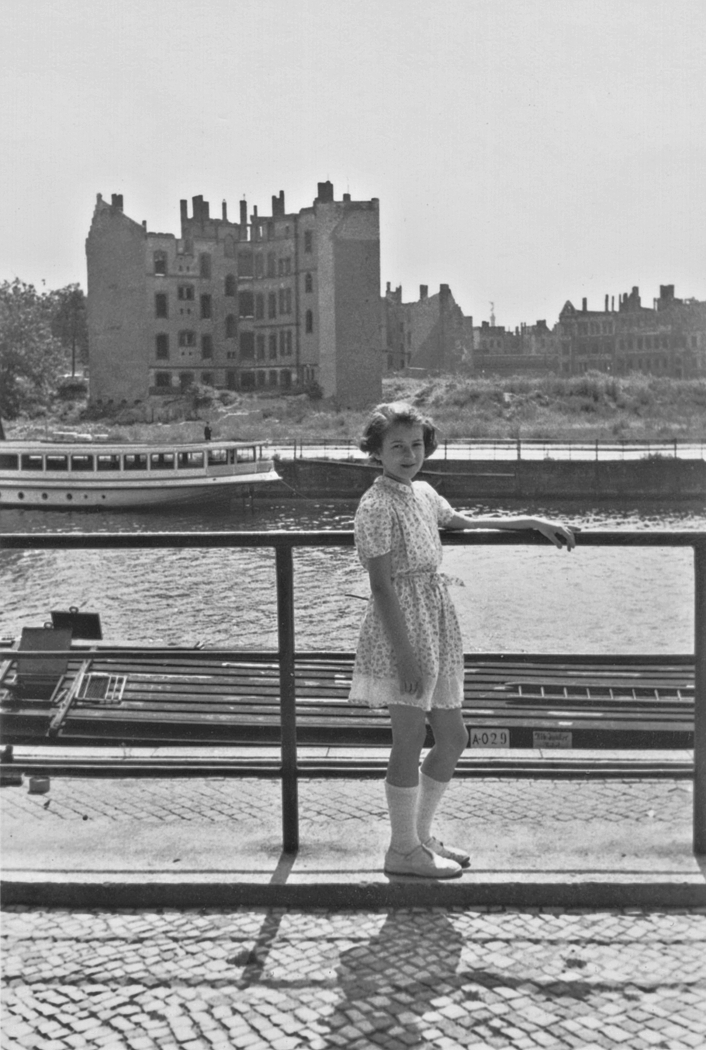 kanal-ruinen-ausflugsschiff-deutschland-A