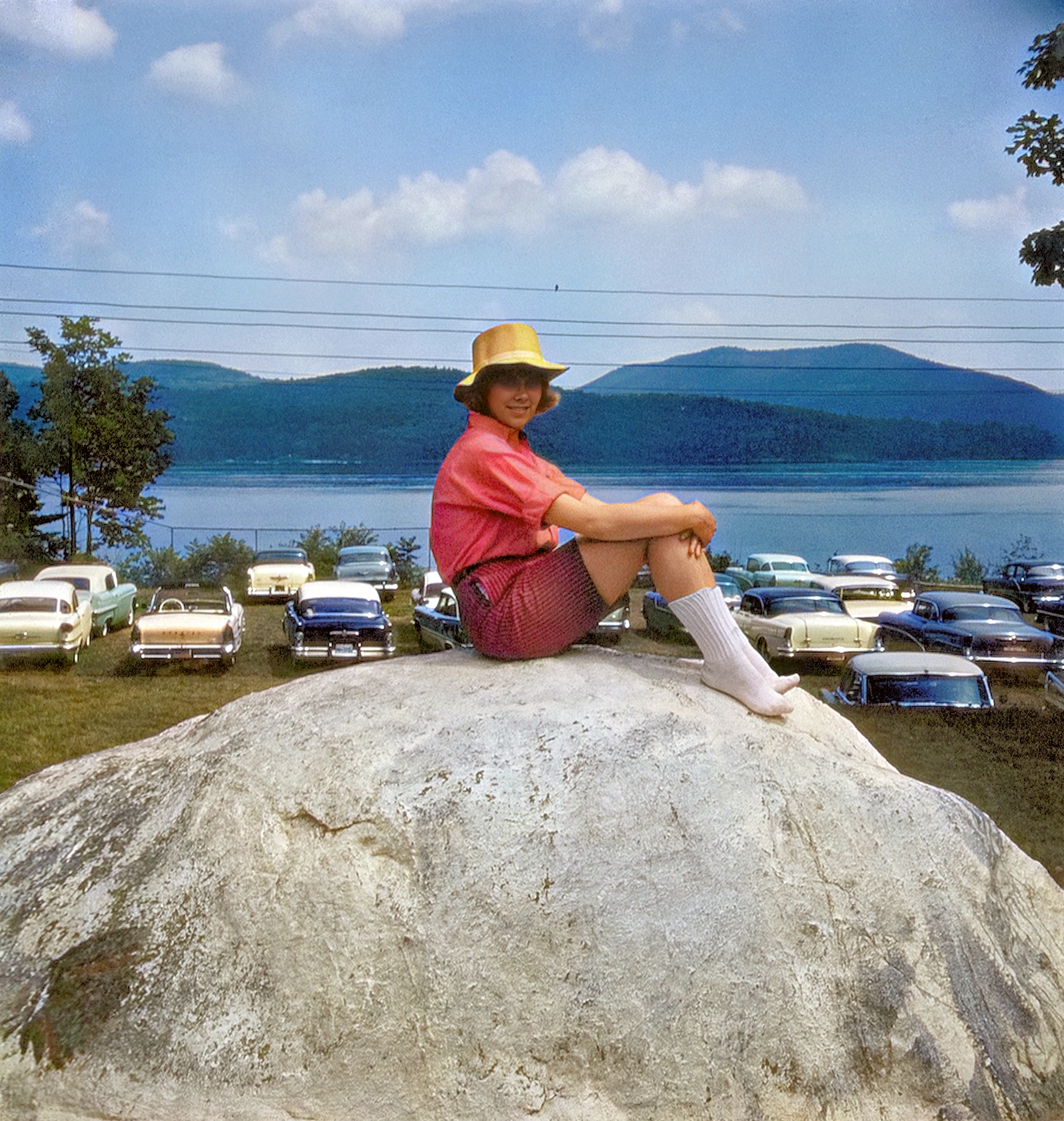 Auf Findling sitzend, Parkplatz am See