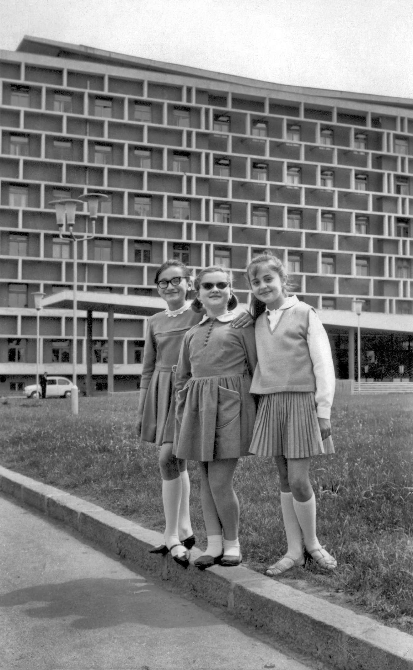 Drei auf Bordstein vor Hotel