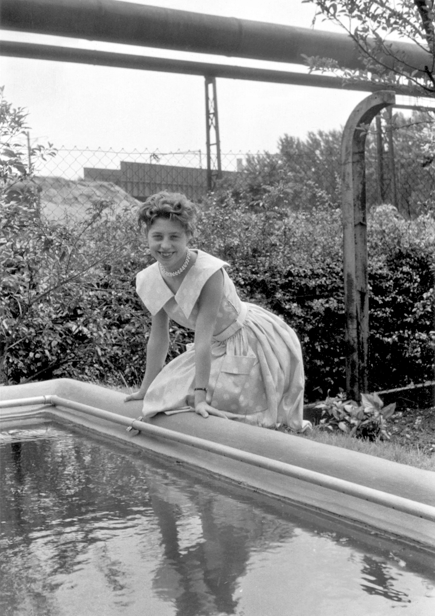 Im Kleid am Wasserbecken